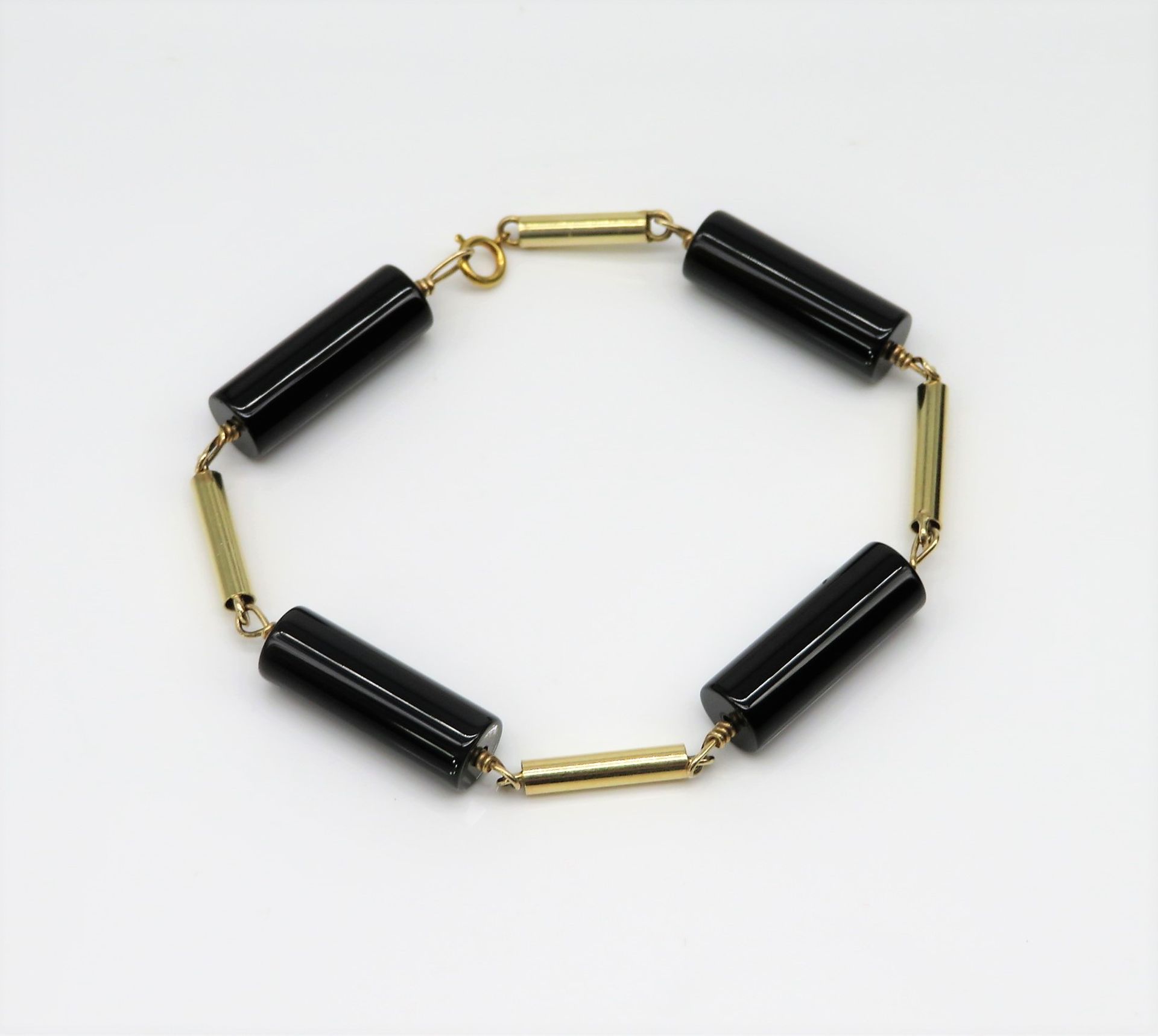 Armband mit 4 Onyx-Zwischenstücken, 585er Gelbgold, gepunzt, brutto 9,7 g, l 18,8 cm, b 0,6 cm.