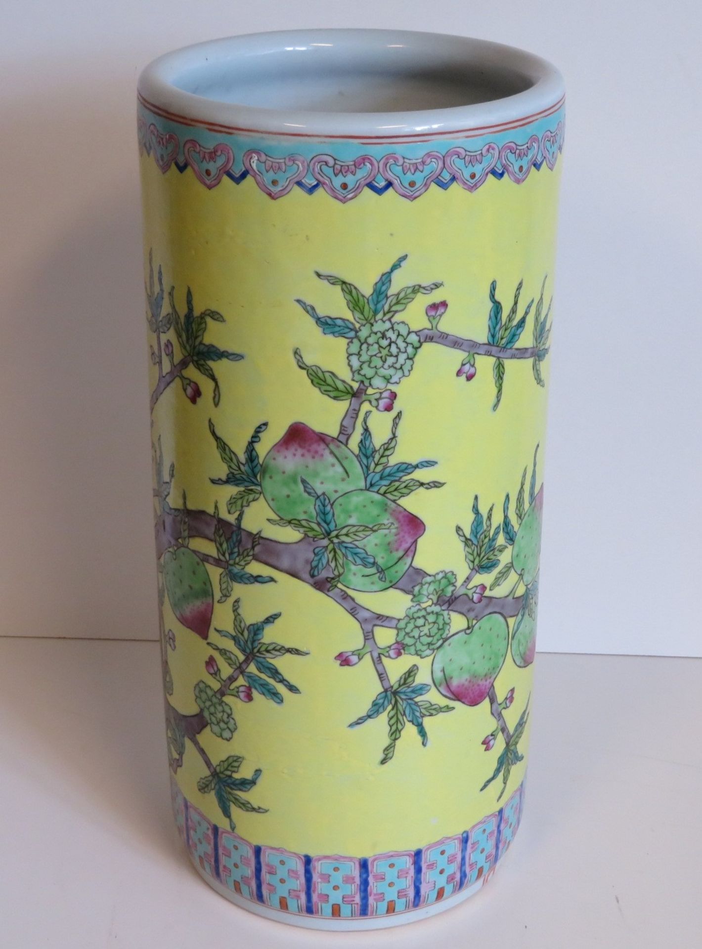 Bodenvase, China, Weißporzellan mit polychromer Blütenbemalung auf kaisergelbem Fond, h 45,5 cm, d