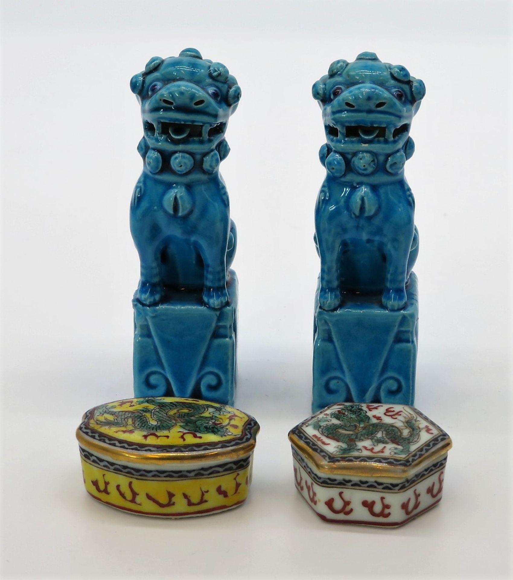 2 Pillendosen und 2 Fo-Hunde, China, Porzellan, 20. Jahrhundert, Fo-Hunde h 11,5 cm.