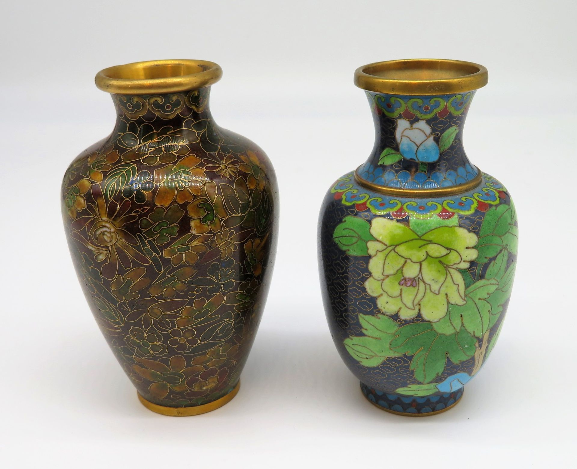 2 diverse Cloisonné Vasen, Japan, farbiger Zellenschmelz, unbeschädigt, h 13 cm, d 7 cm.