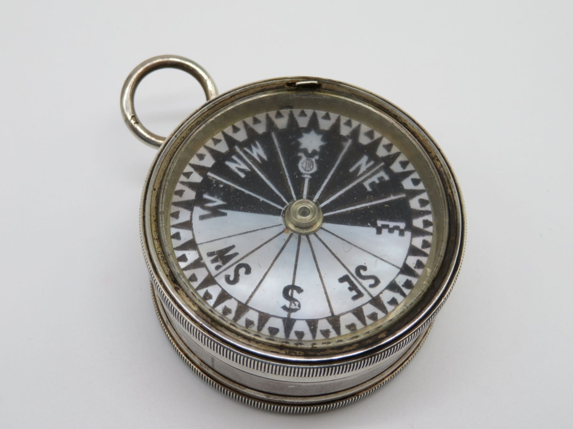 Taschenkompass und Barometer, England, um 1900, Silbergehäuse, in Perlmutt eingelegt, sign. "J. Hic - Bild 2 aus 2