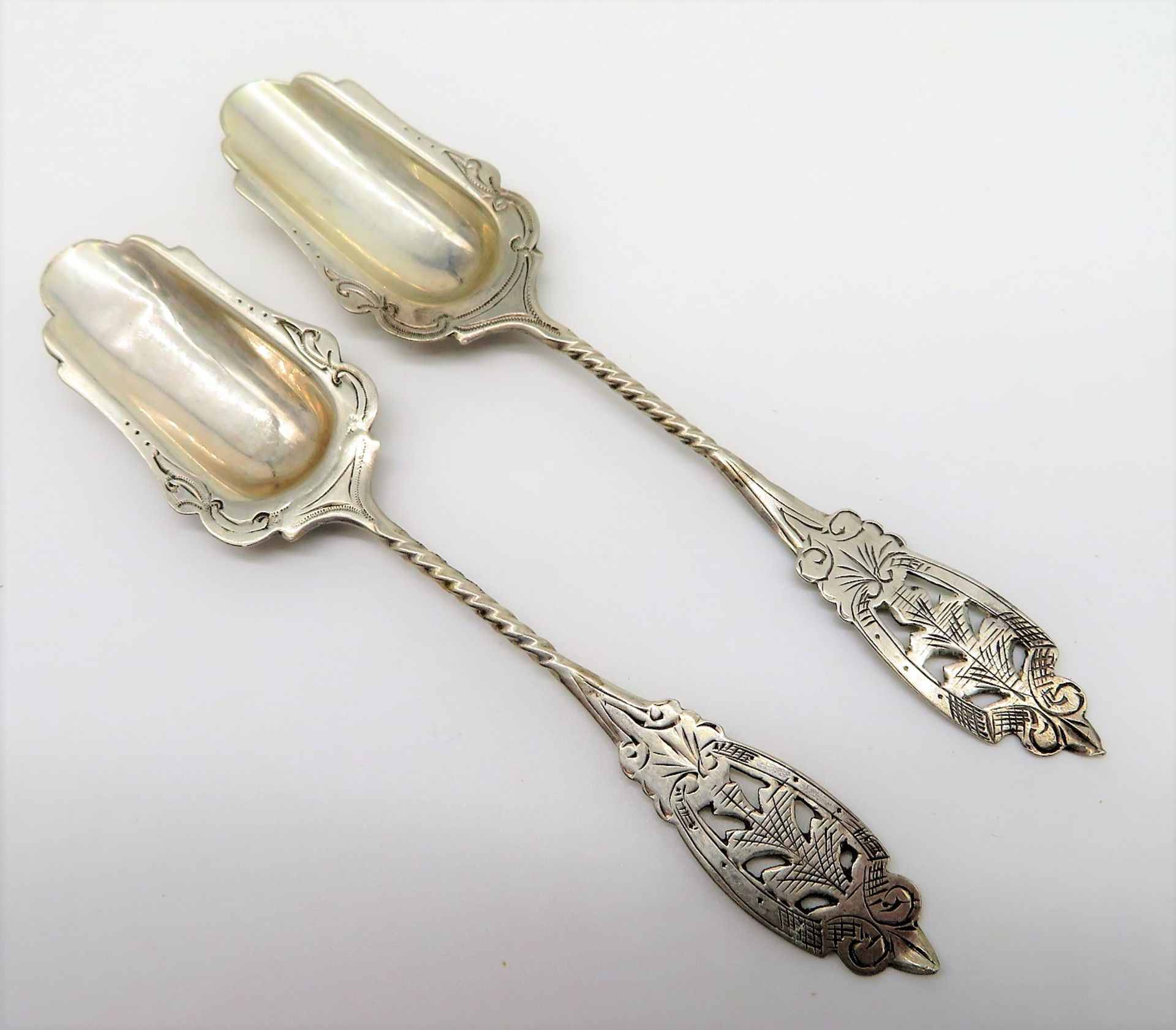 2 Zuckerschaufeln, um 1900, 835er Silber, gepunzt, 20 g, l 13 cm.