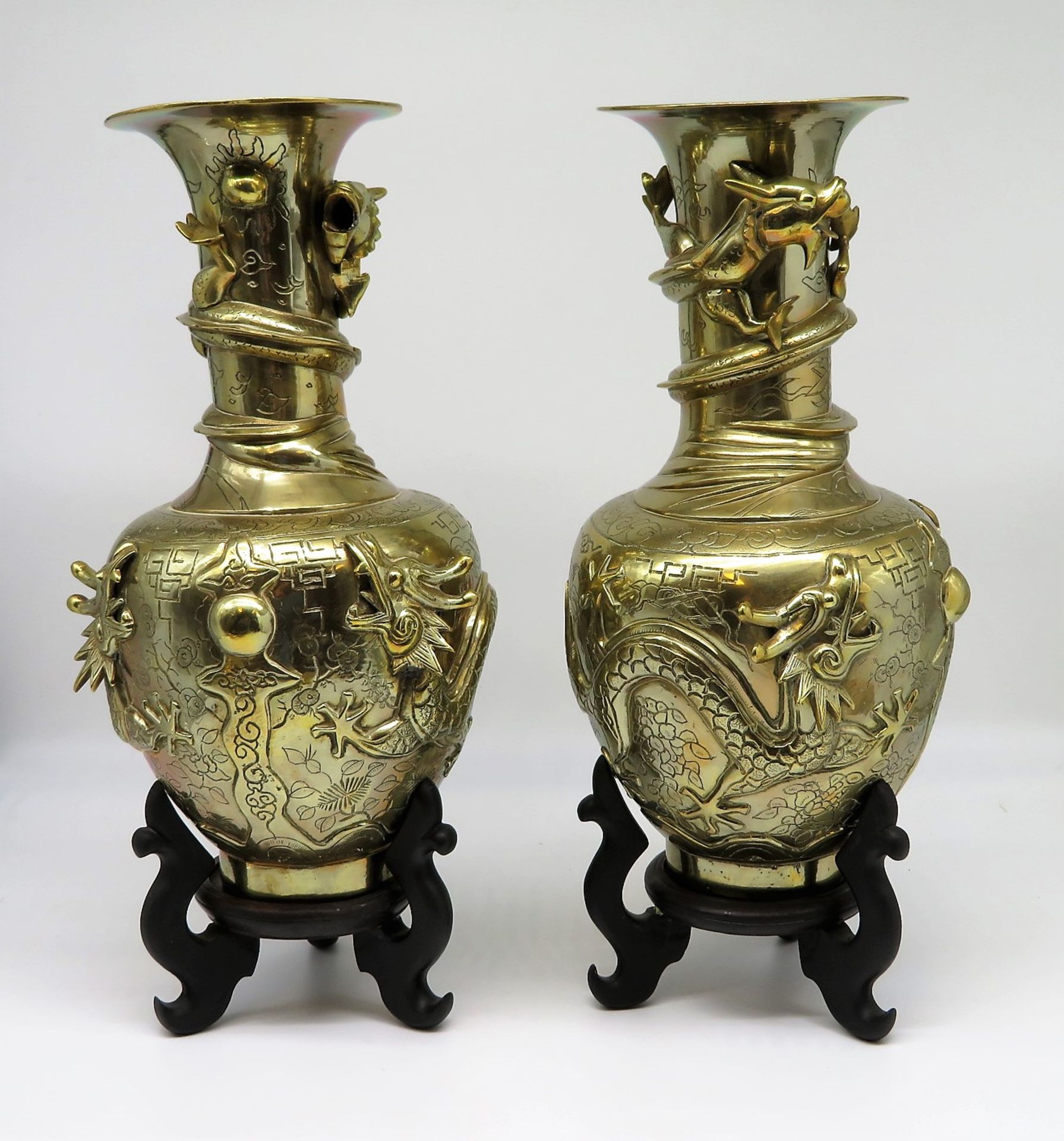 2 Drachenvasen, China, Bronze mit umlaufendem Reliefdekor von Drachen, 5-Krallen, Bodensignatur, ho