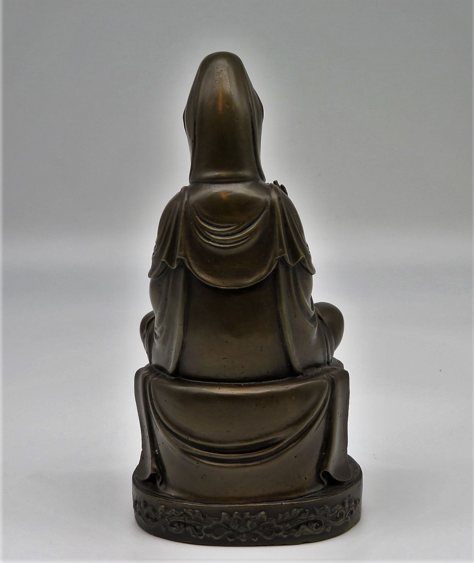 Sitzende Guanyin auf Lotusthron, China, Bronze, sign., 1. Hälfte 20. Jahrhundert, h 19 cm, d 10 cm. - Image 2 of 2