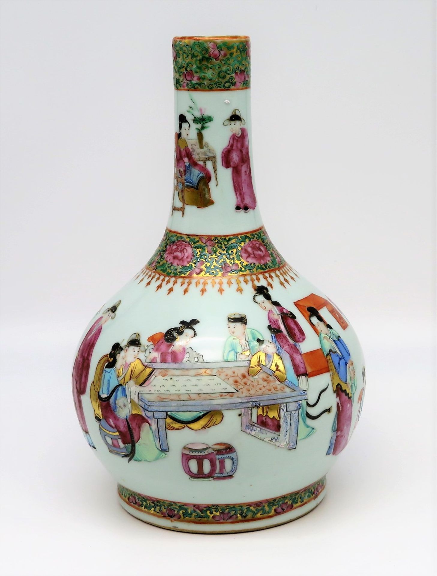 Famille Rose Vase, China, Qing Dynastie (1616 - 1911), Porzellan mit rundumlaufender Personenstaffa