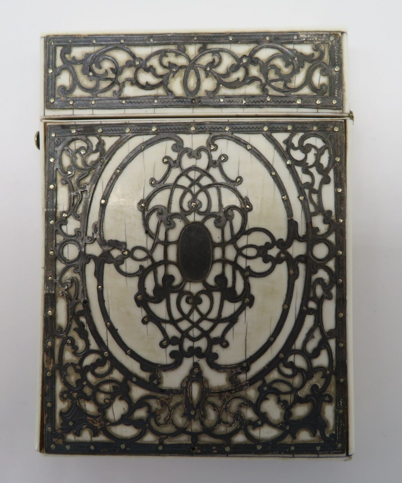 Etui, um 1800, Elfenbein mit feiner Silberauflage, besch., 11 x 8 x 1,5 cm.