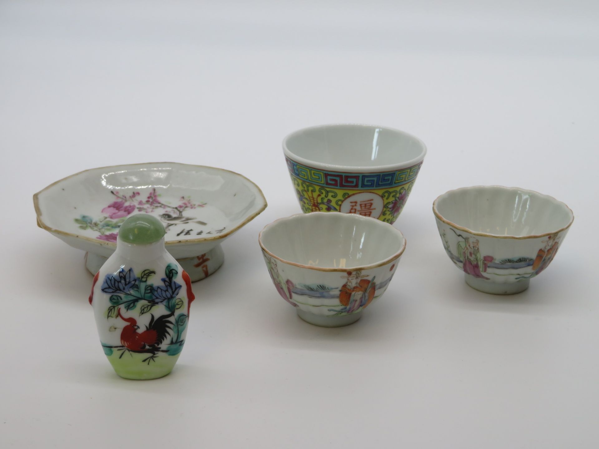 5 teiliges Konvolut, China, Schale, 3 Kummen und Snuffbottle, Porzellan mit polychromer Bemalung.