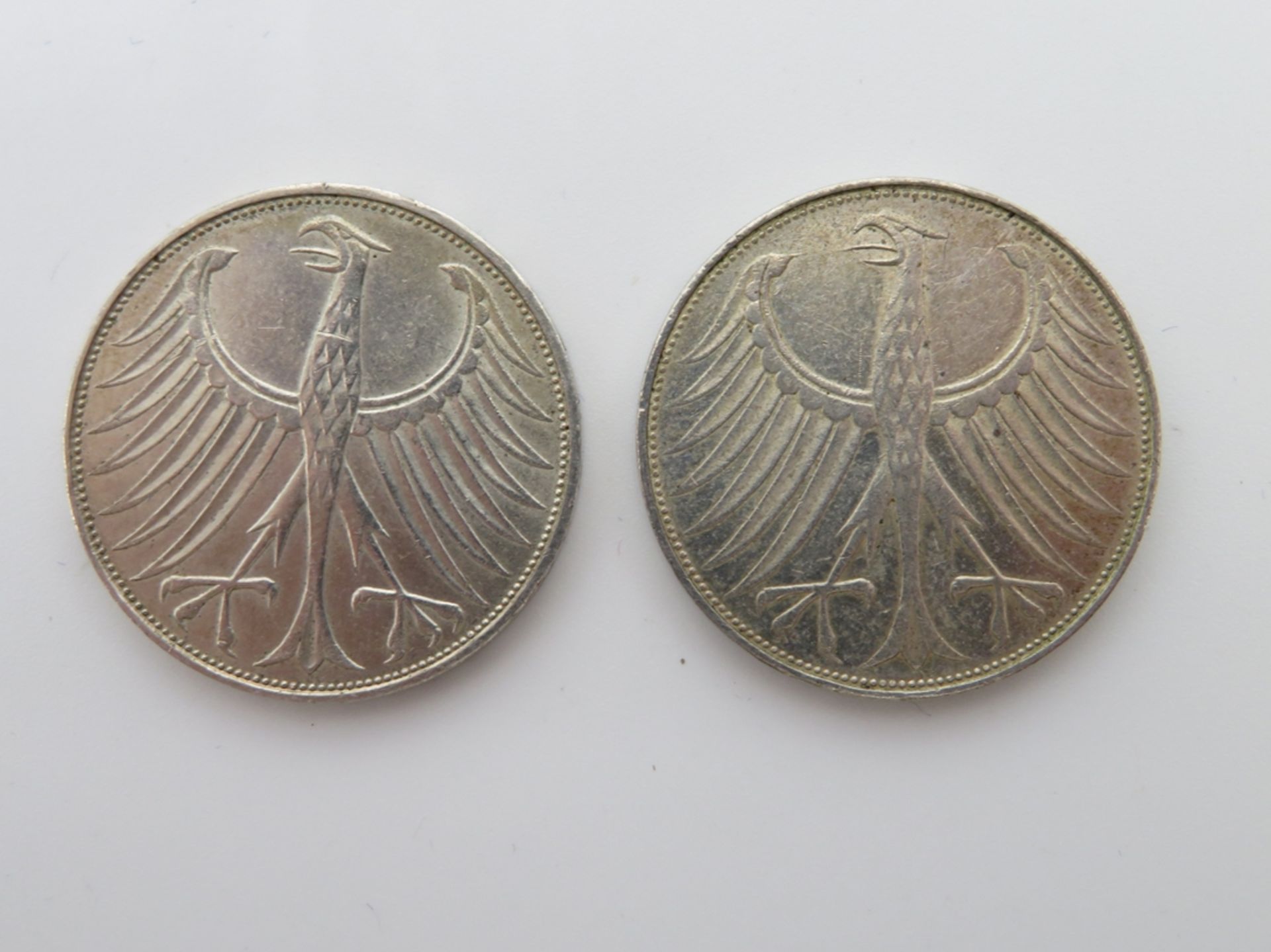 2 5-Mark-Stücke, 1973, J und G, d 2,9 cm. - Bild 2 aus 2