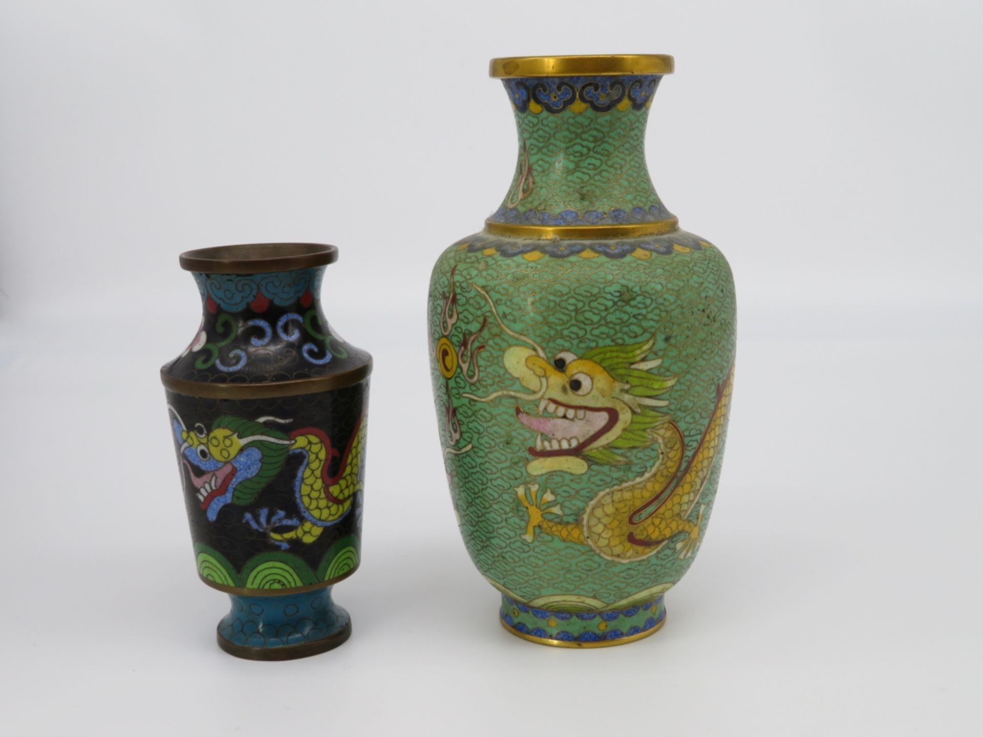 2 Cloisonné Vasen, China, farbiges Cloisonné, h 13/18 cm.