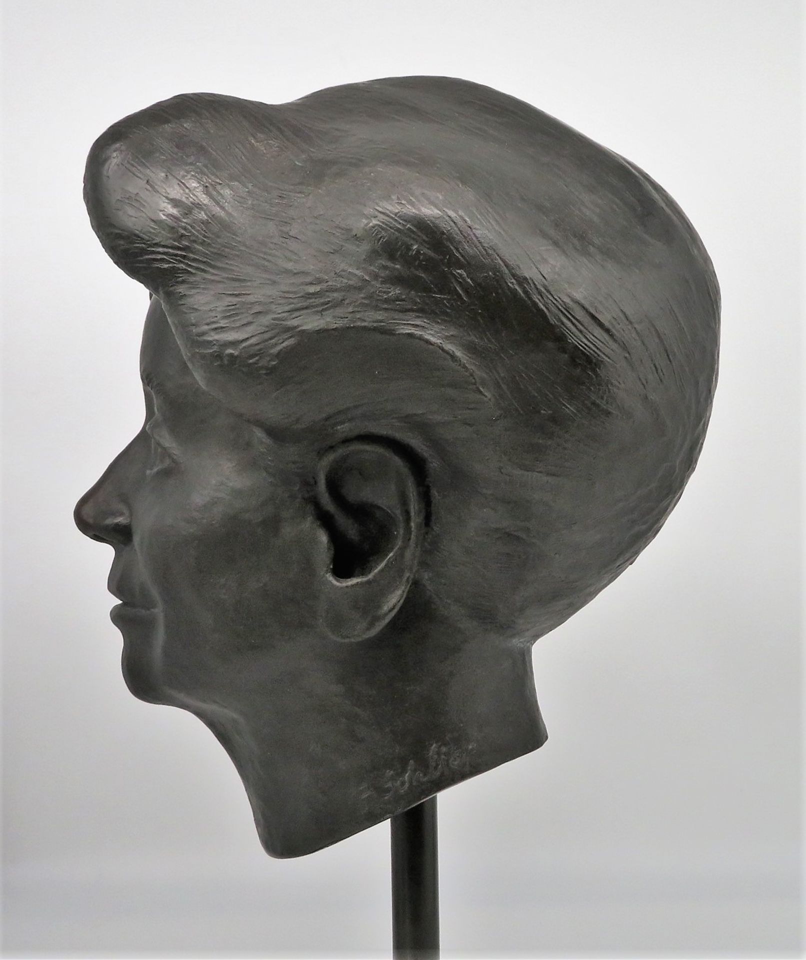 Schliep, Moderner Bildhauer, "Porträtbüste einer Frau", Bronze, sign.u.dat. (19)97, Standfuß Eisen, - Image 2 of 3