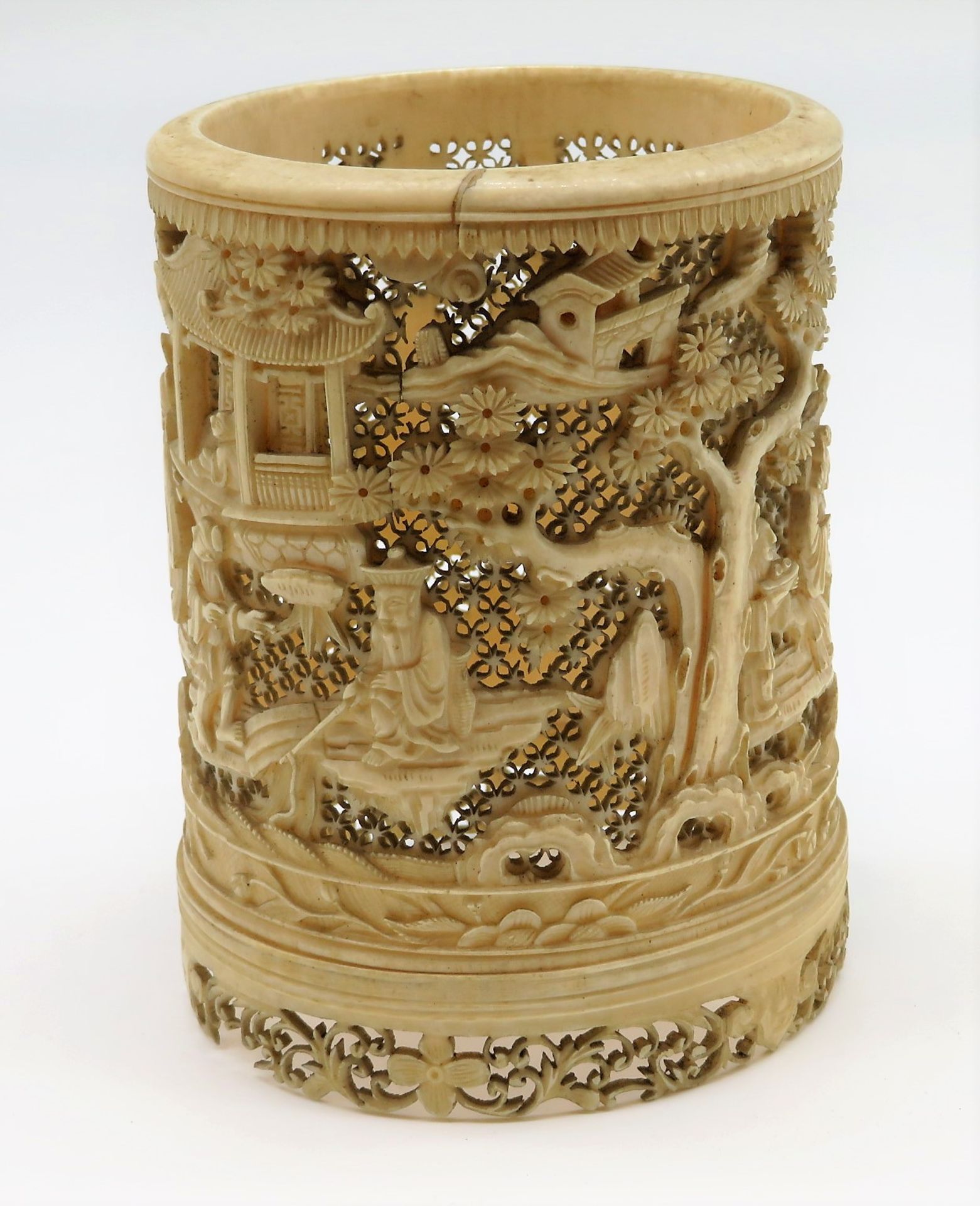 Vase, China, 19. Jahrhundert, Elfenbein fein geschnitzt, durchbrochen gearbeitet, 3 Besch., Boden f - Image 2 of 3