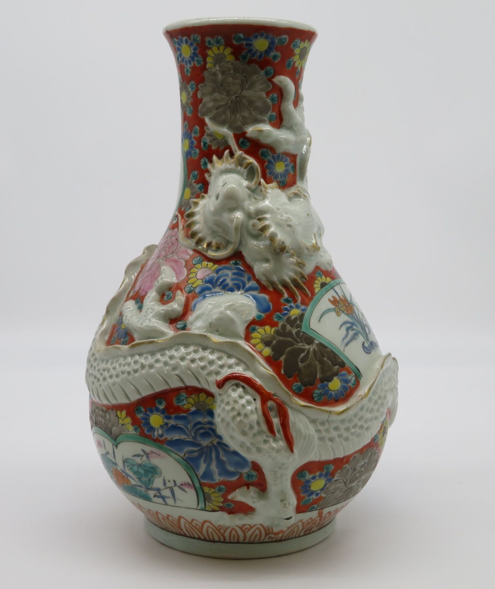 Drachenvase, China, 1. Hälfte 20. Jahrhundert, Porzellan mit polychromer Bemalung und umlaufendem D