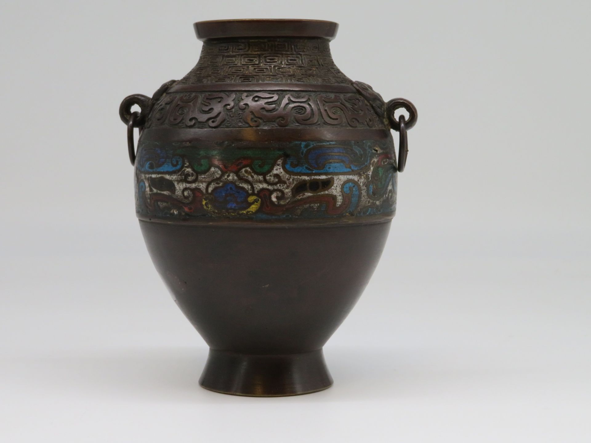 Cloisonné Vase, Japan, um 1900, Bronze mit farbigem Zellenschmelz, Henkel in Form von Tao Tie-Mask - Image 2 of 2