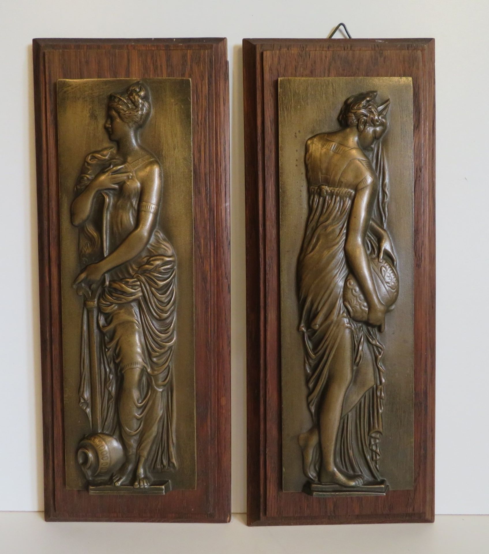 2 Reliefplaketten, Weibliche Schönheiten, 33 x 13 cm.