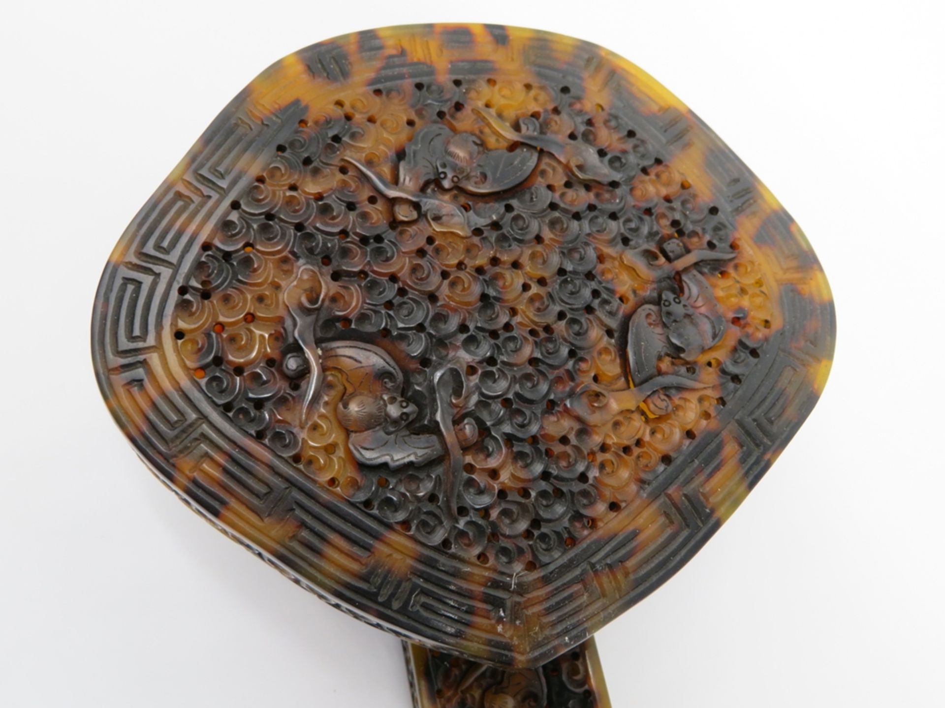 Ruyi-Zepter mit Jade-Anhänger, China, um 1800, Schildpatt fein geschnitzt, 9 bewegliche Fledermäuse - Bild 7 aus 7