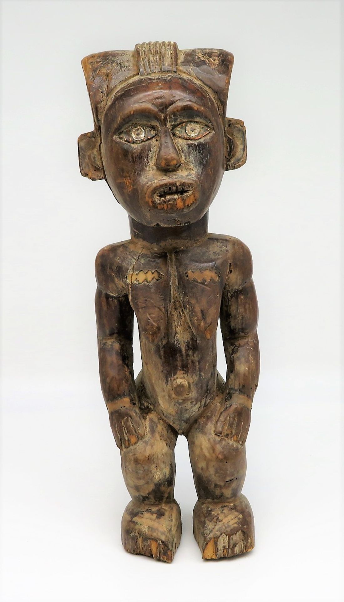 Weibliche Fruchtbarkeitsfigur, Zentralafrika, Fang, Holz geschnitzt, Kupferaugen, Reste von Kalkung