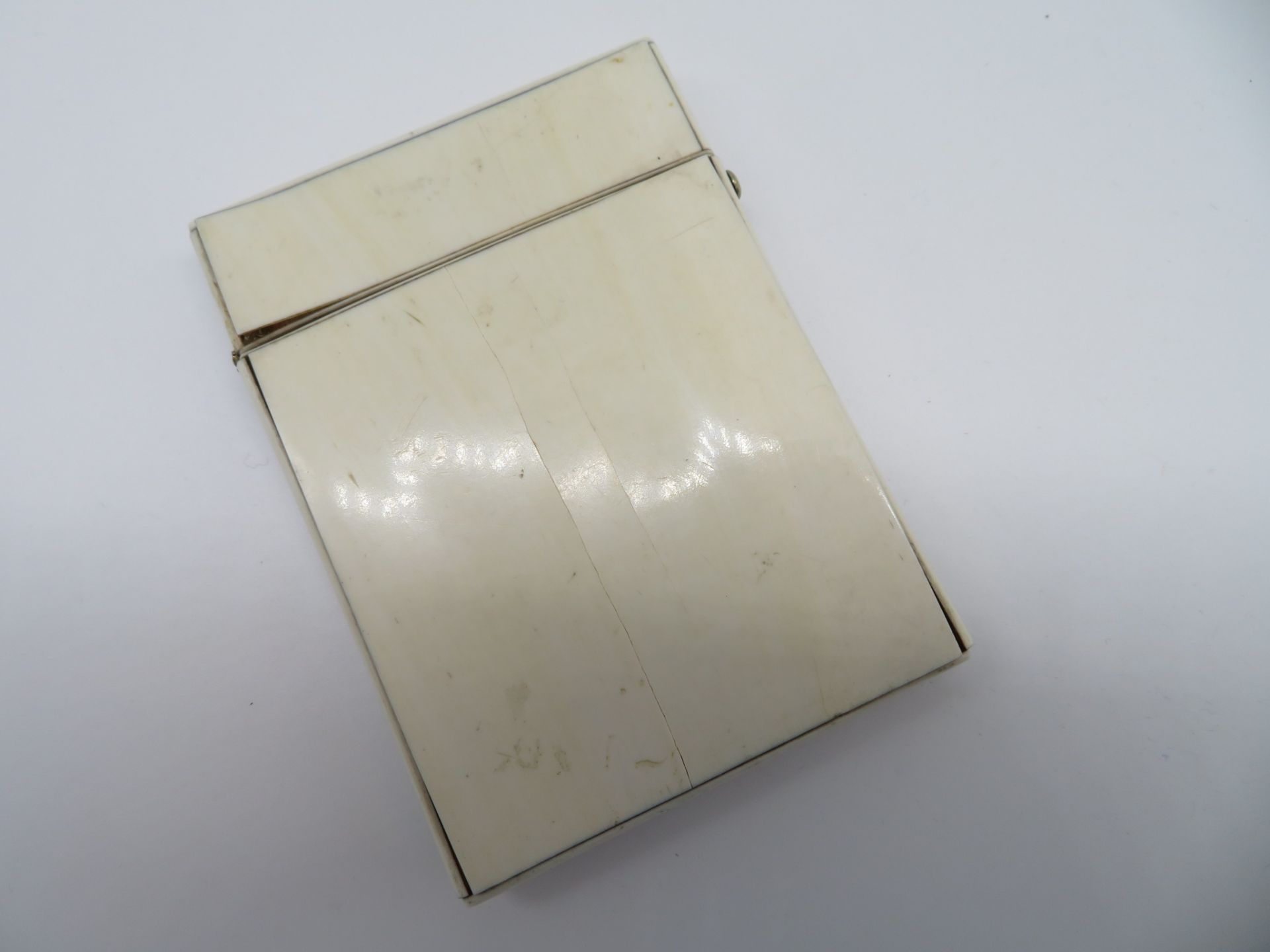 Etui, um 1800, Elfenbein mit feiner Silberauflage, besch., 11 x 8 x 1,5 cm. - Image 2 of 3