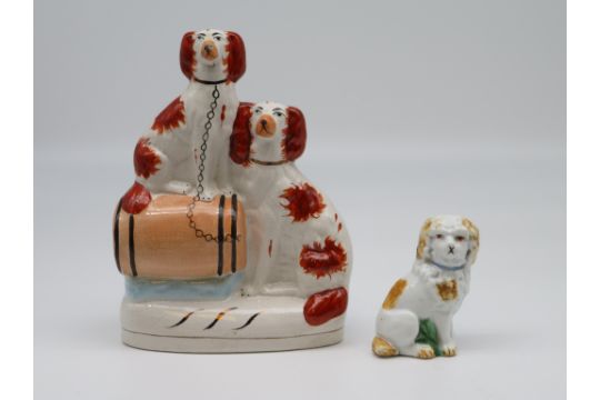 Porzellanfiguren, Paar Staffordshire-Hunde (sog. "Puffhunde")/Sitzender Hund, Fayence polyc