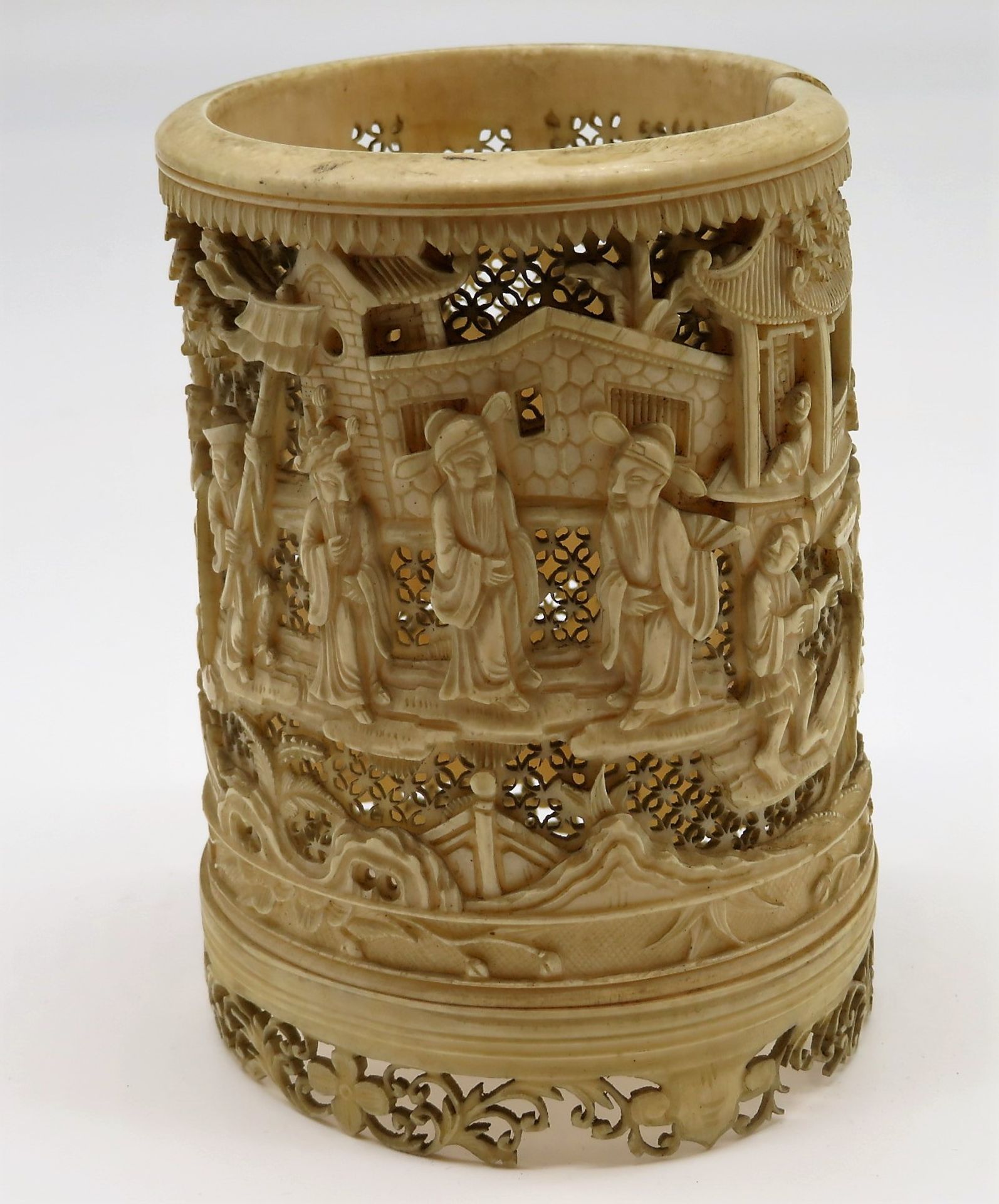 Vase, China, 19. Jahrhundert, Elfenbein fein geschnitzt, durchbrochen gearbeitet, 3 Besch., Boden f - Image 3 of 3