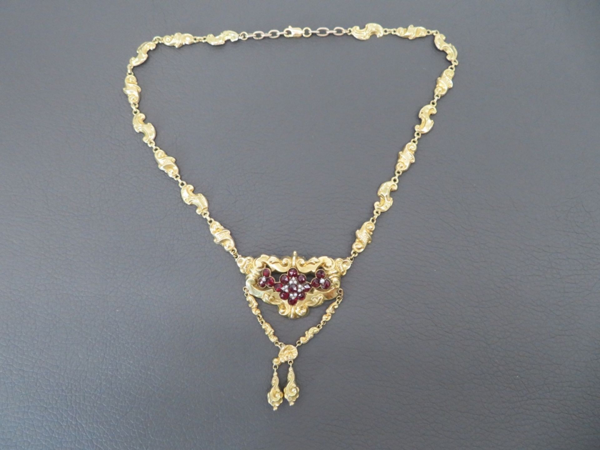 Collier, Biedermeier, um 1850, Granat- und Saatperlenbesatz, Blasgold (14 kt Gelbgold), Schloss (sp