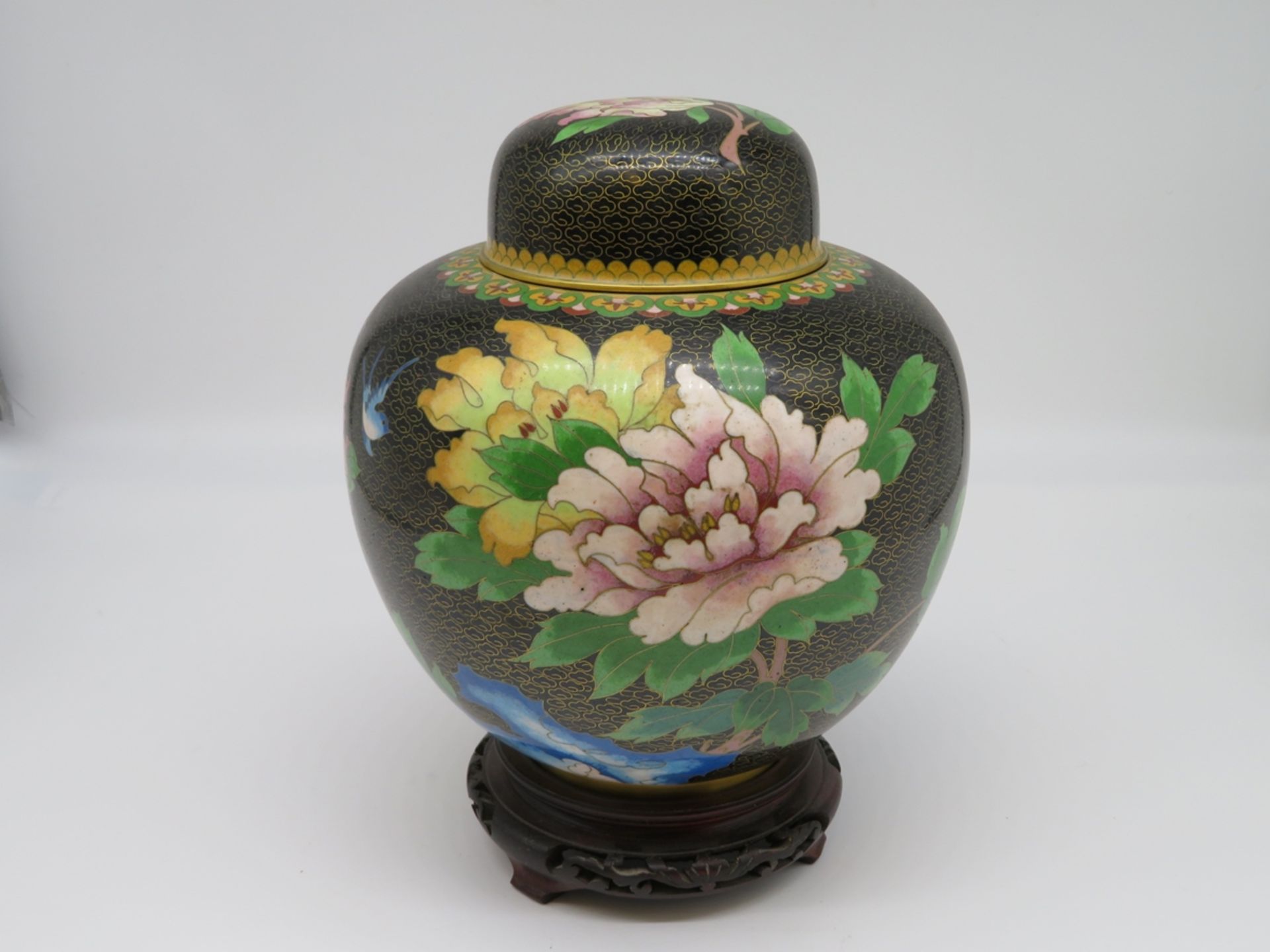 Deckelgefäß, China, farbiges Cloisonné mit Blüten- und Vogeldekor, geschnitzter Holzsockel, h 25 cm