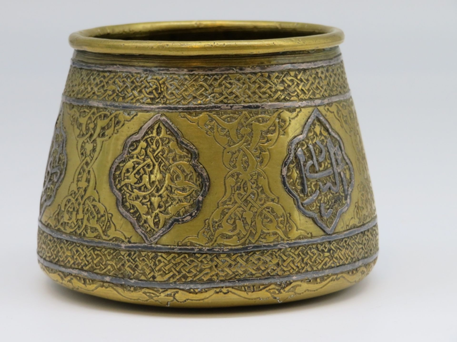 Topf, Persien, 19. Jahrhundert, Kupfer getrieben, fein ziseliert, Silbereinlagen, h 7 cm, d 10 cm. - Bild 2 aus 2