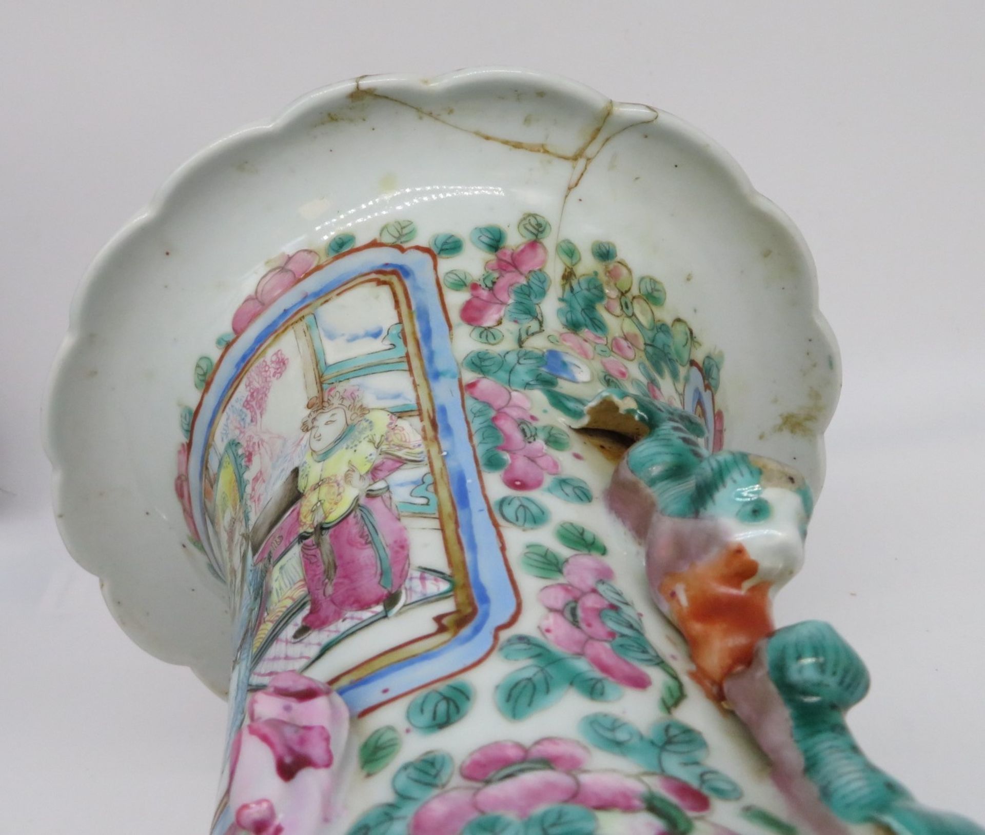 Große Vase, China, Kanton, Weißporzellan mit reicher polychromer Bemalung diverser Palastszenen, Ra - Image 3 of 4