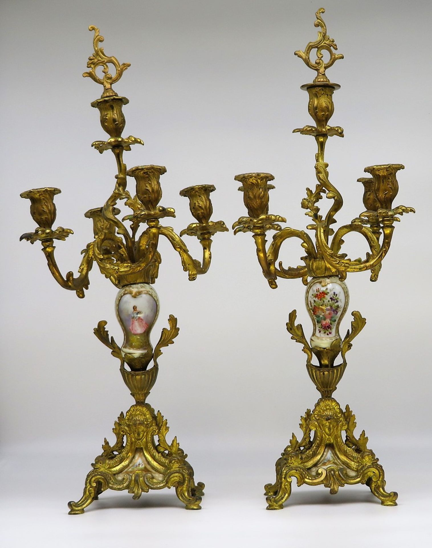 Paar Kerzenleuchter, Frankreich, 19. Jahrhundert, je 5-flammig, Bronze mit bemalten Porzellan-Mitte