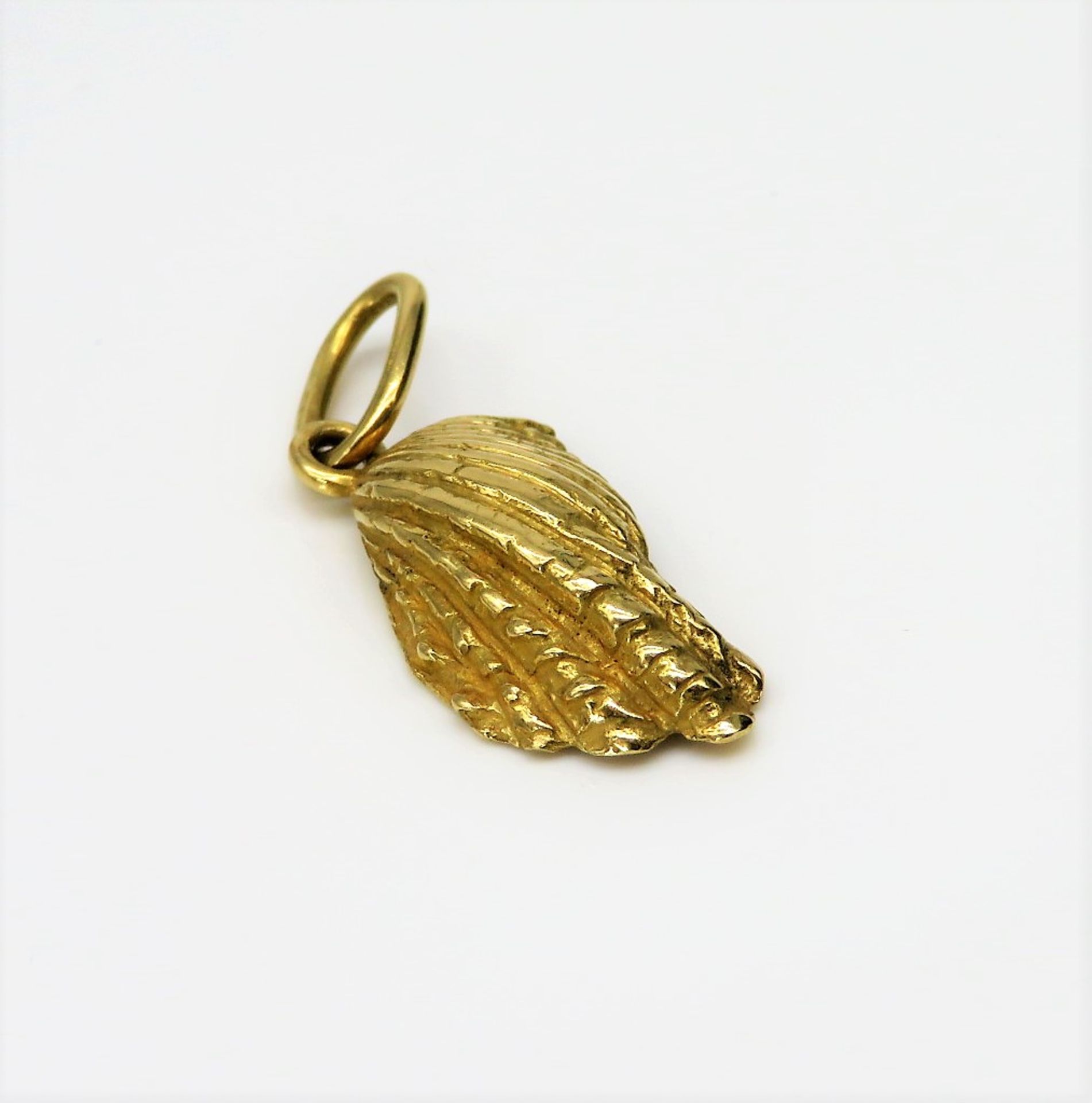 Anhänger in Muschelform, 750er Gelbgold, gepunzt, 2,6 g, Goldschmiedesigné unles., 2,9 x 1 cm.