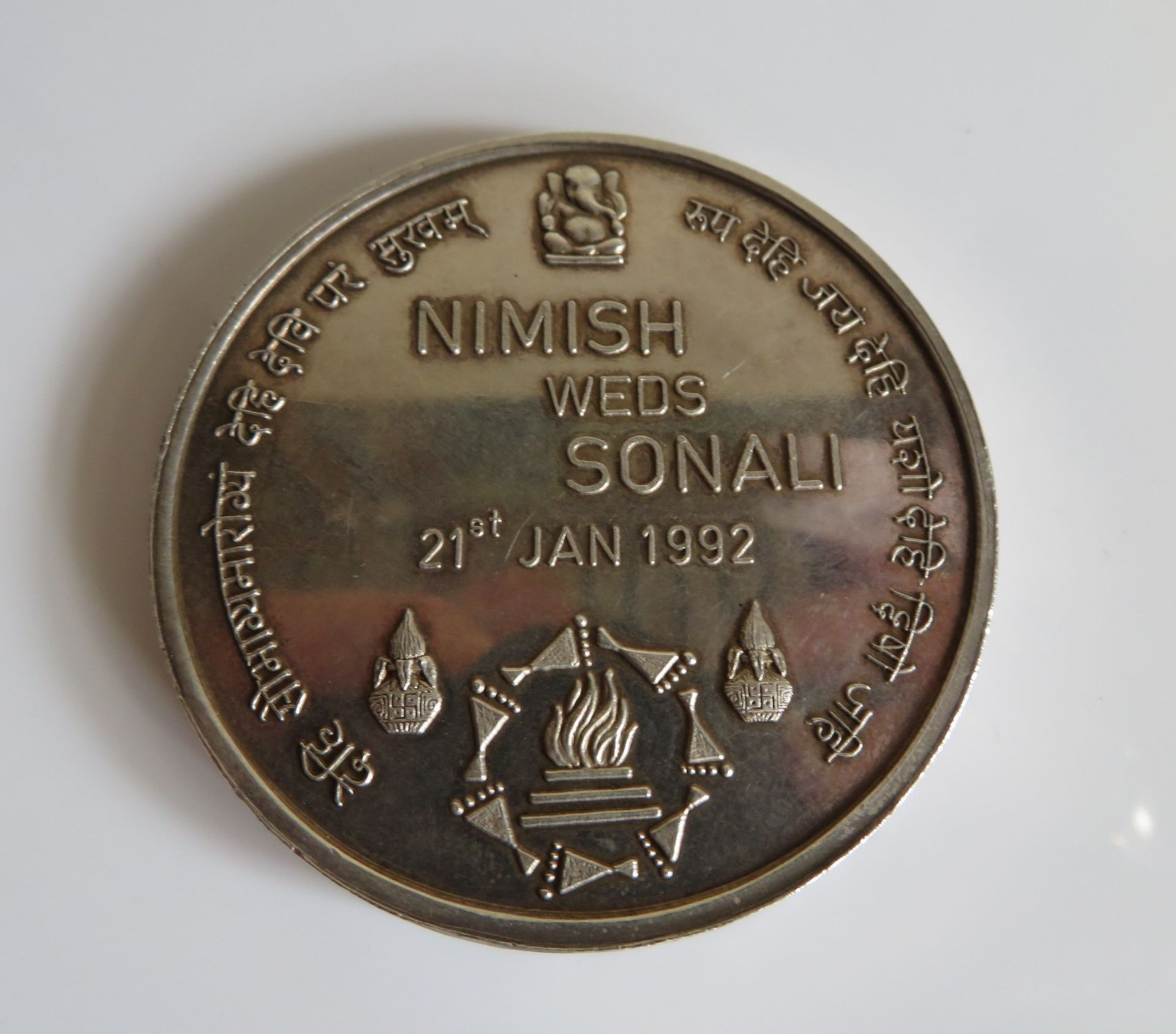 Medaille, Indien, dat. 1992, Liebespaar, Silber, 99 g, d 6 cm. - Image 2 of 2