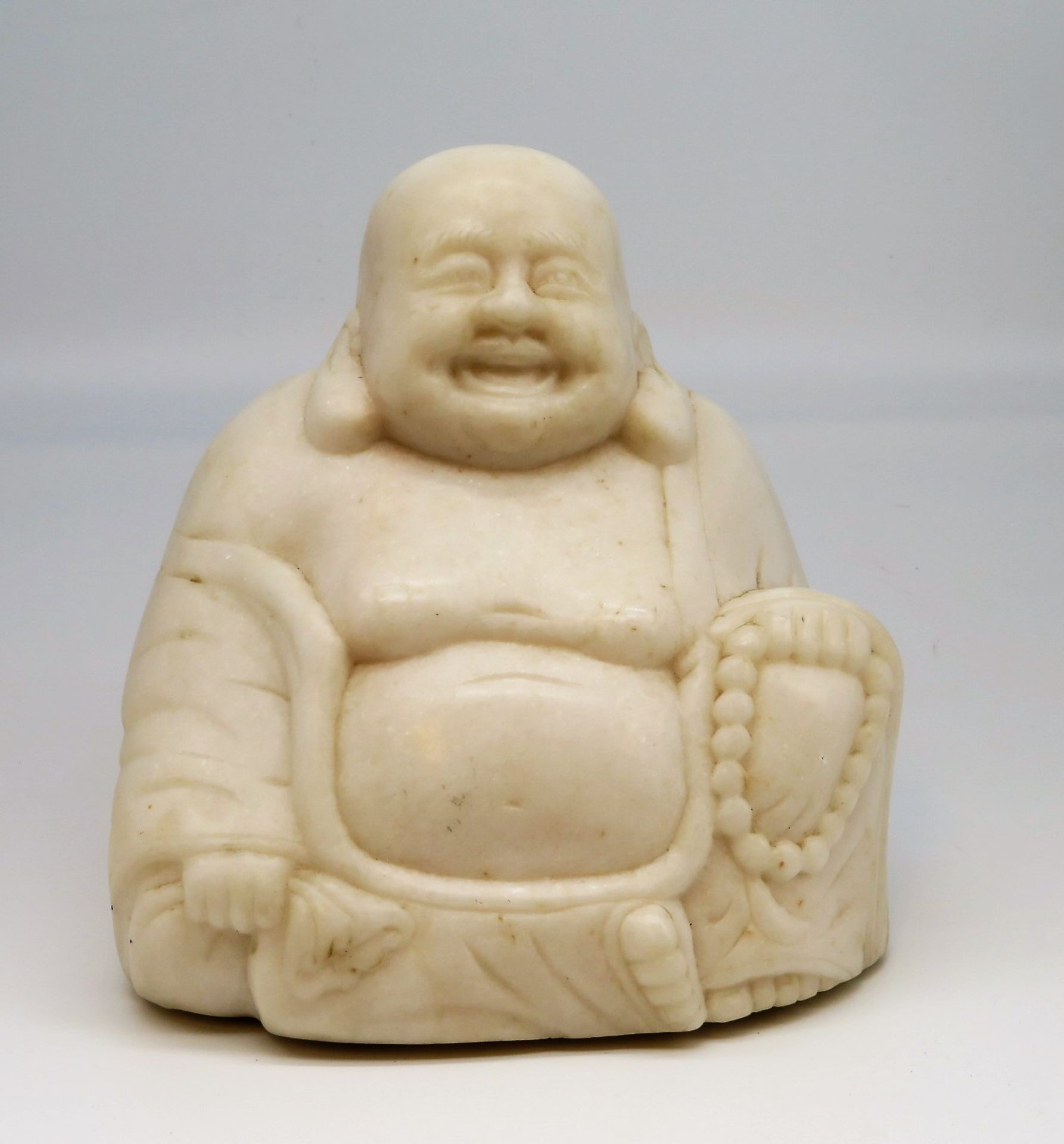 Sitzender Buddha, China, Marmor geschnitzt, 22 x 21 x 18,5 cm.