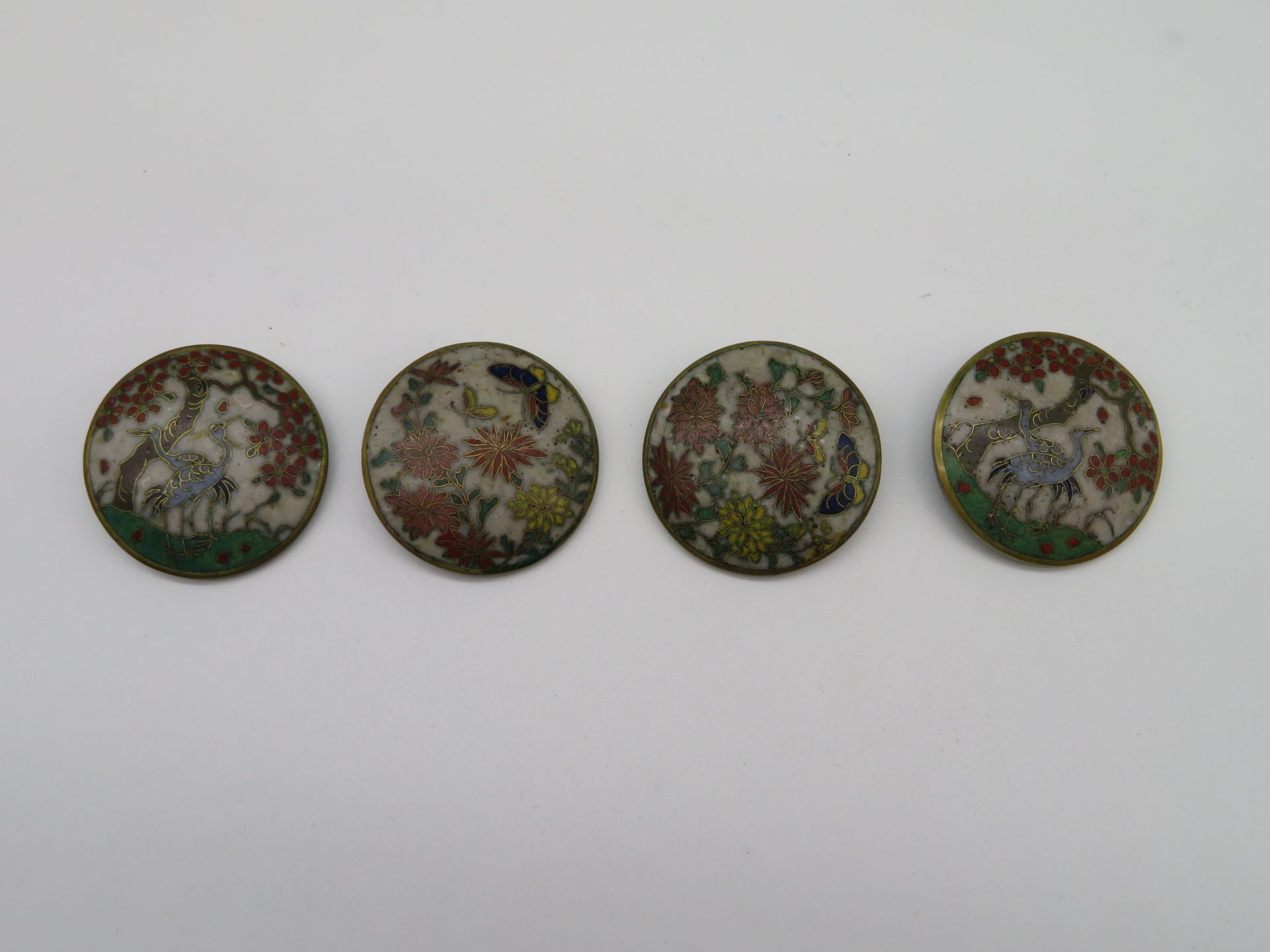 4 Cloisonné Knöpfe, Japan, farbiger Zellenschmelz, d 3,5 cm.