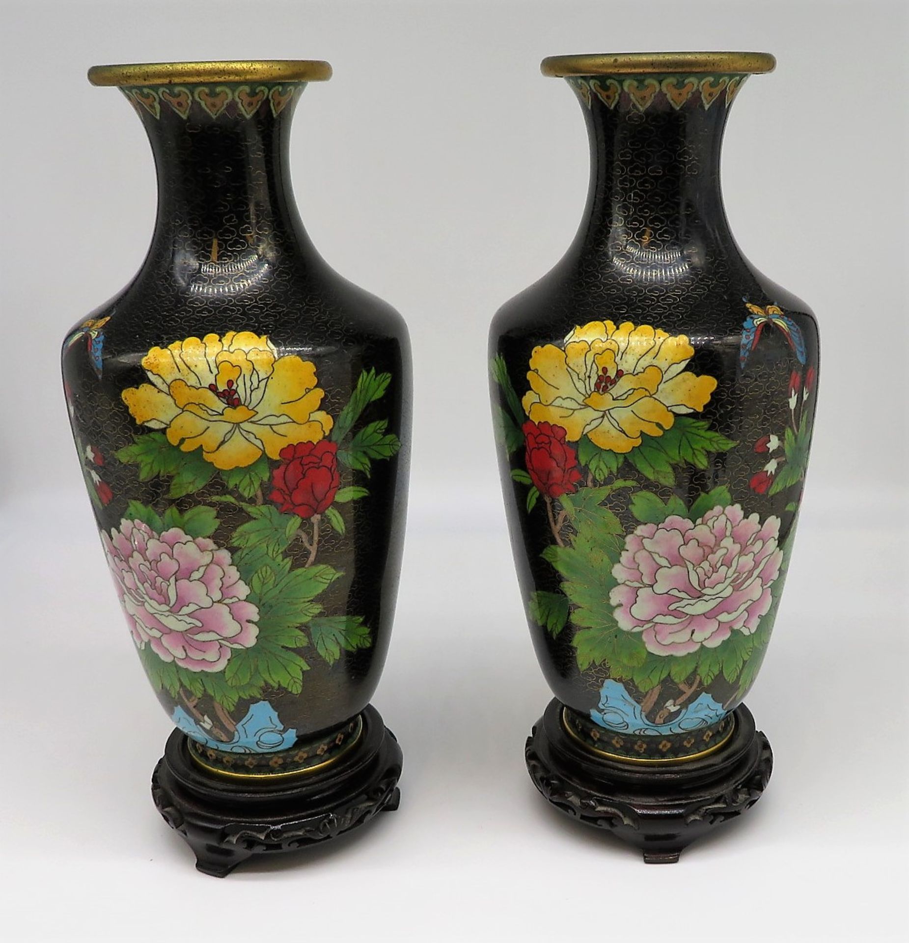 Paar Cloisonné Vasen, China, 1. Hälfte 20. Jahrhundert, farbiger Zellenschmelz mit Blumen- und Inse