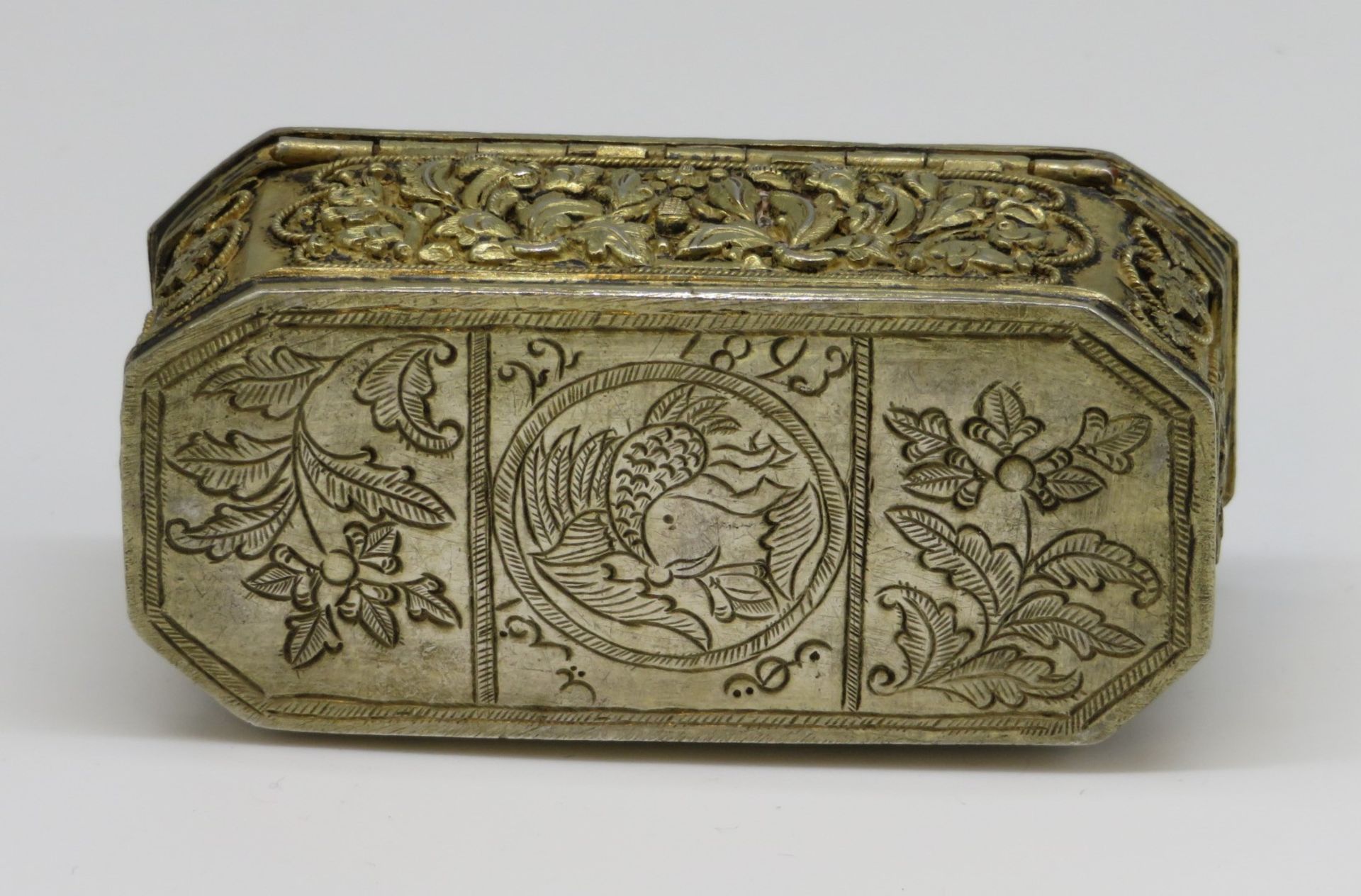 Deckeldose, Indien, 19. Jahrhundert, 800er Silber, ziseliert, dat. 1893, 65 g, 2,5 x 7 x 3,2 cm. - Image 4 of 4