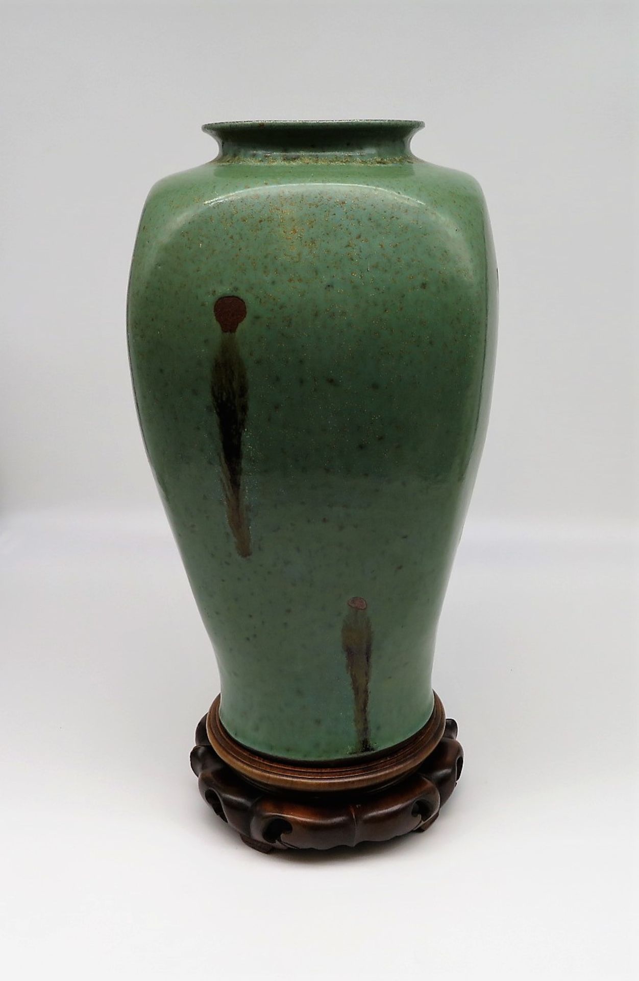 Designer Vase, Ton mit grünlicher Glasur im japanischen Stil, stilisierte Personenstaffage, sign. "