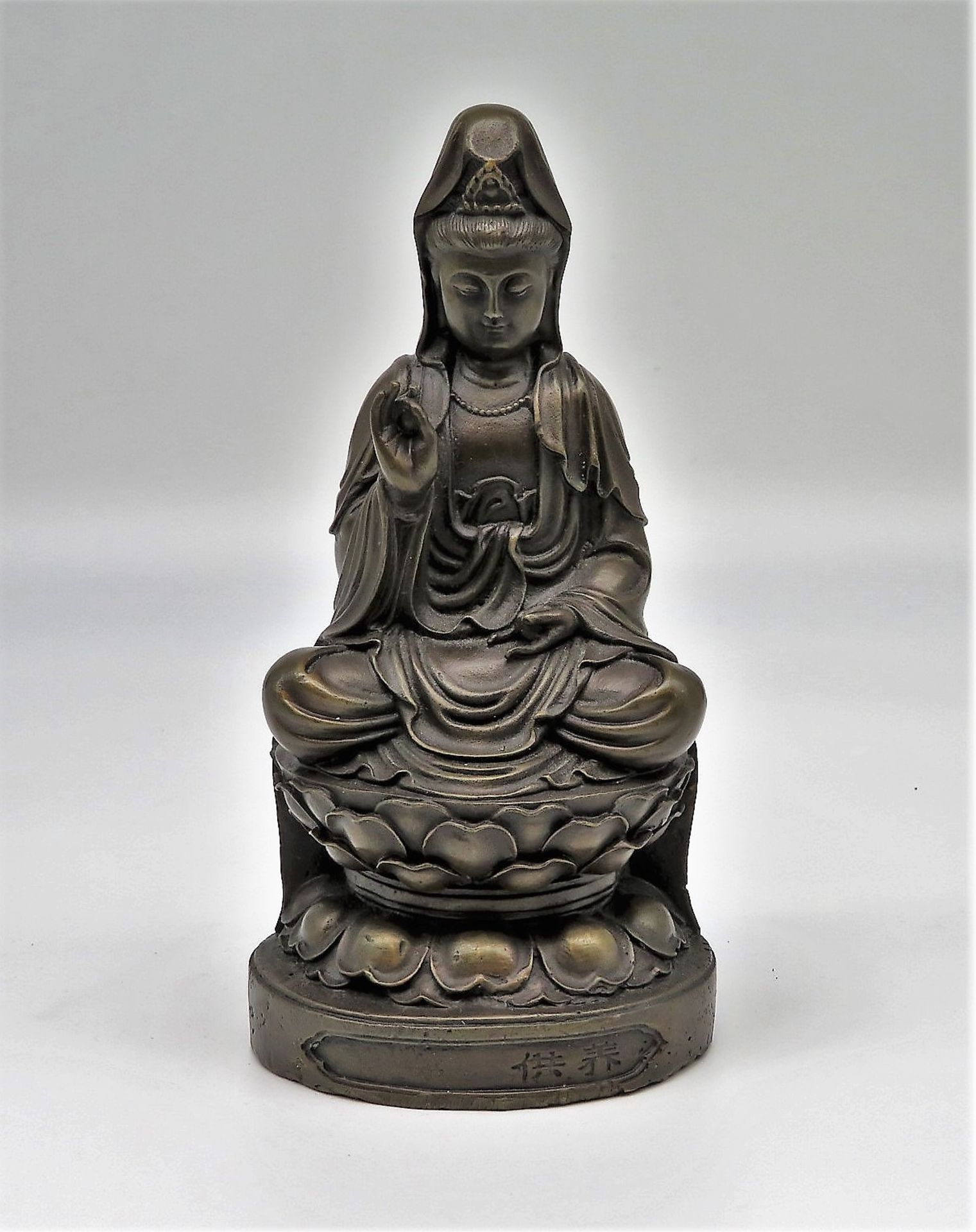 Sitzende Guanyin auf Lotusthron, China, Bronze, sign., 1. Hälfte 20. Jahrhundert, h 19 cm, d 10 cm.