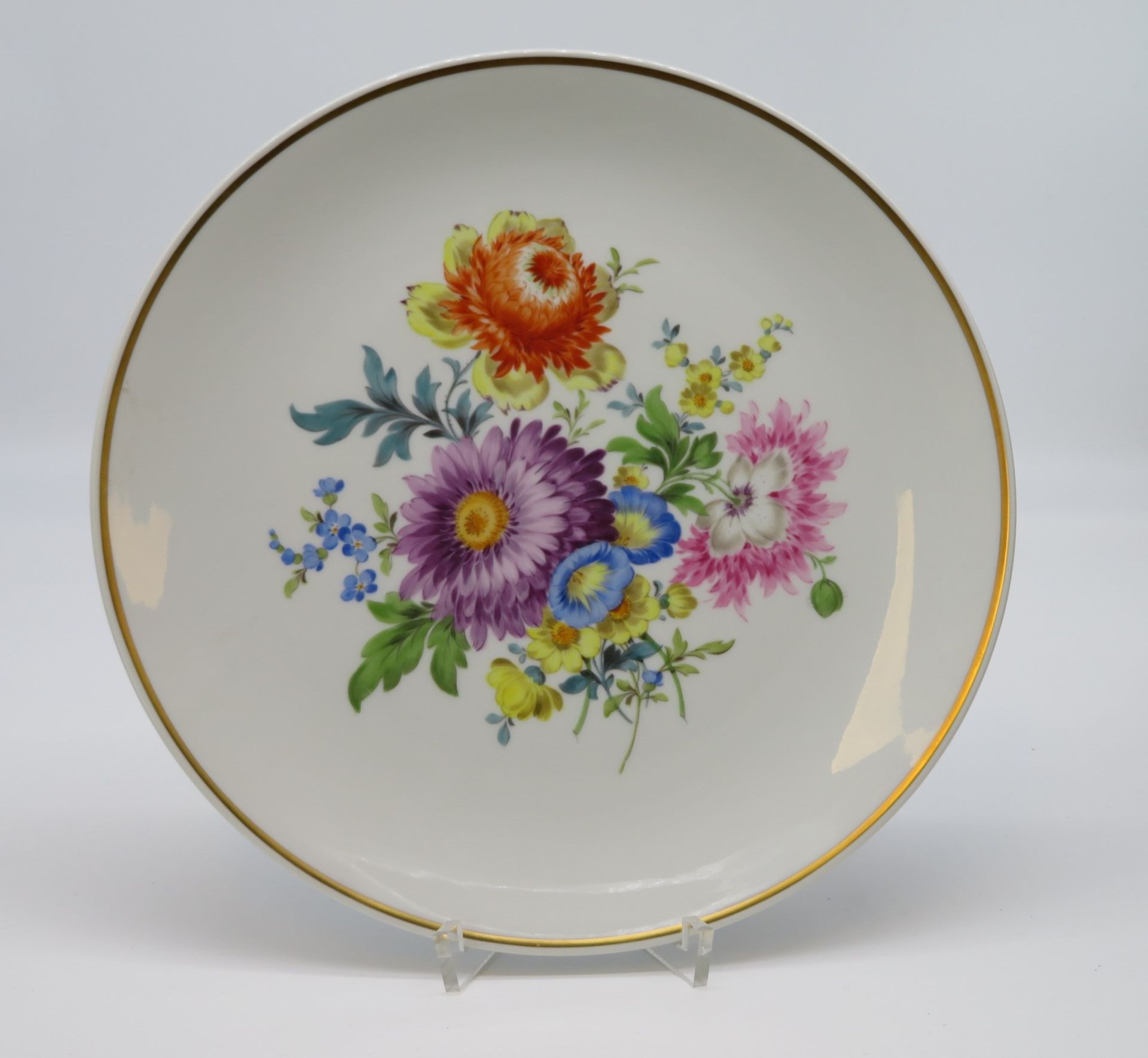 Teller, Meissen, Weißporzellan mit polychromer Blütenmalerei, Goldrand, unterglasurblaue Schwerterm