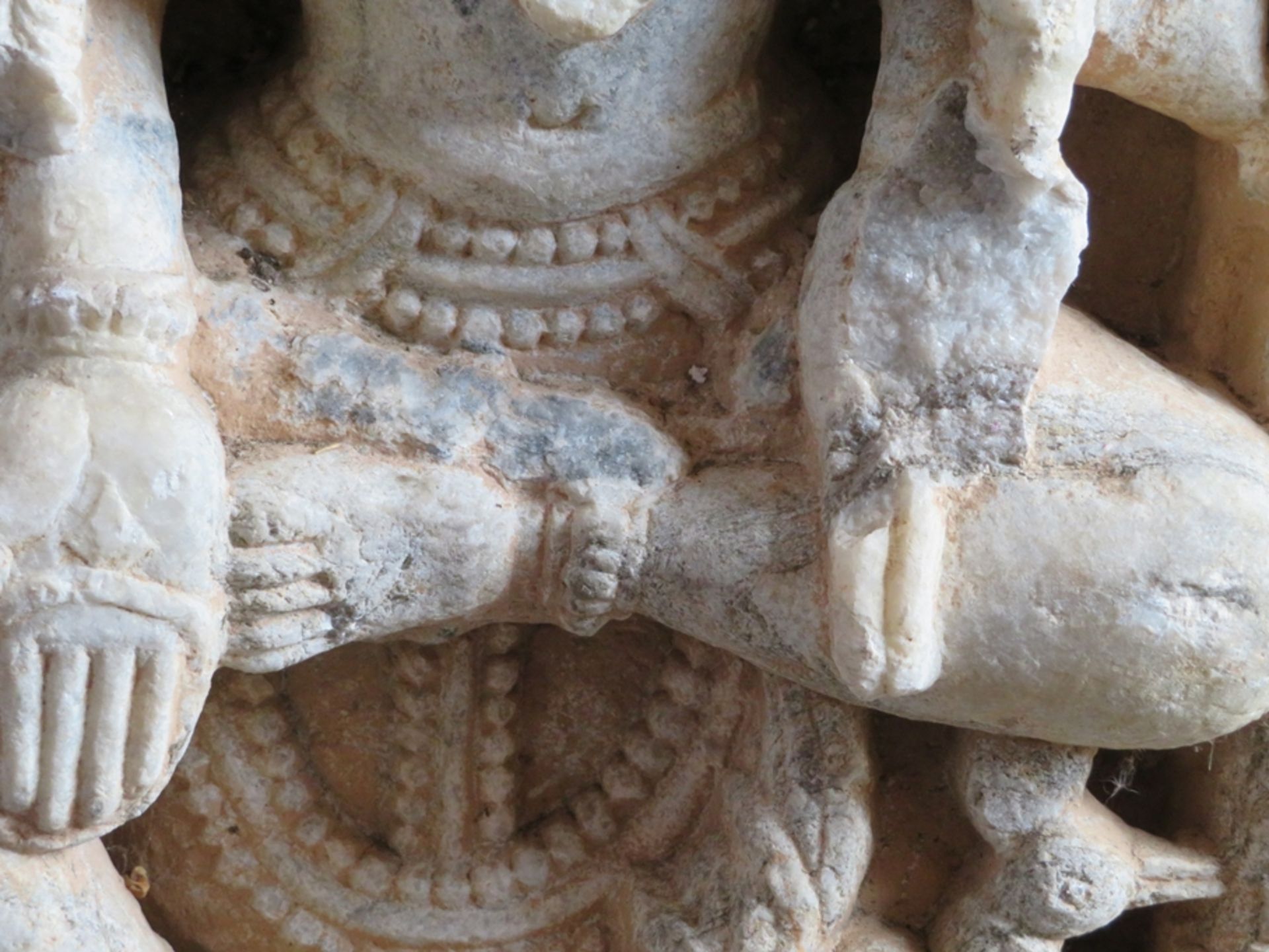 Antike Reliefschnitzerei, Indien, Sitzende Gottheit, Marmor geschnitzt, altersbedingte Gebrauchssur - Bild 3 aus 5