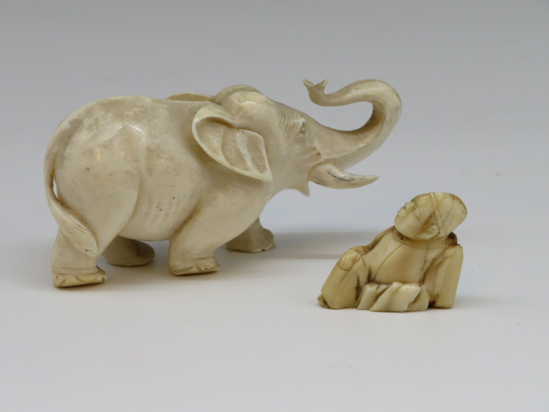 Elefant und Netzuke, um 1930, Elfenbein geschnitzt, Elefant mit best., Elefant h 4,5 cm, Netzuke h