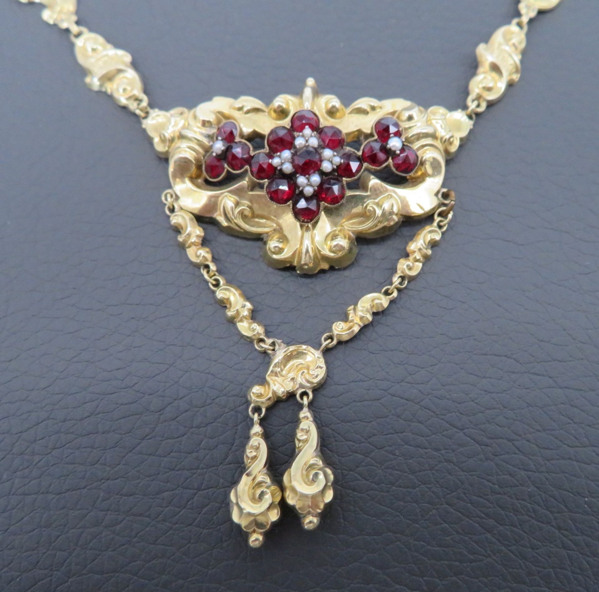 Collier, Biedermeier, um 1850, Granat- und Saatperlenbesatz, Blasgold (14 kt Gelbgold), Schloss (sp - Bild 2 aus 2