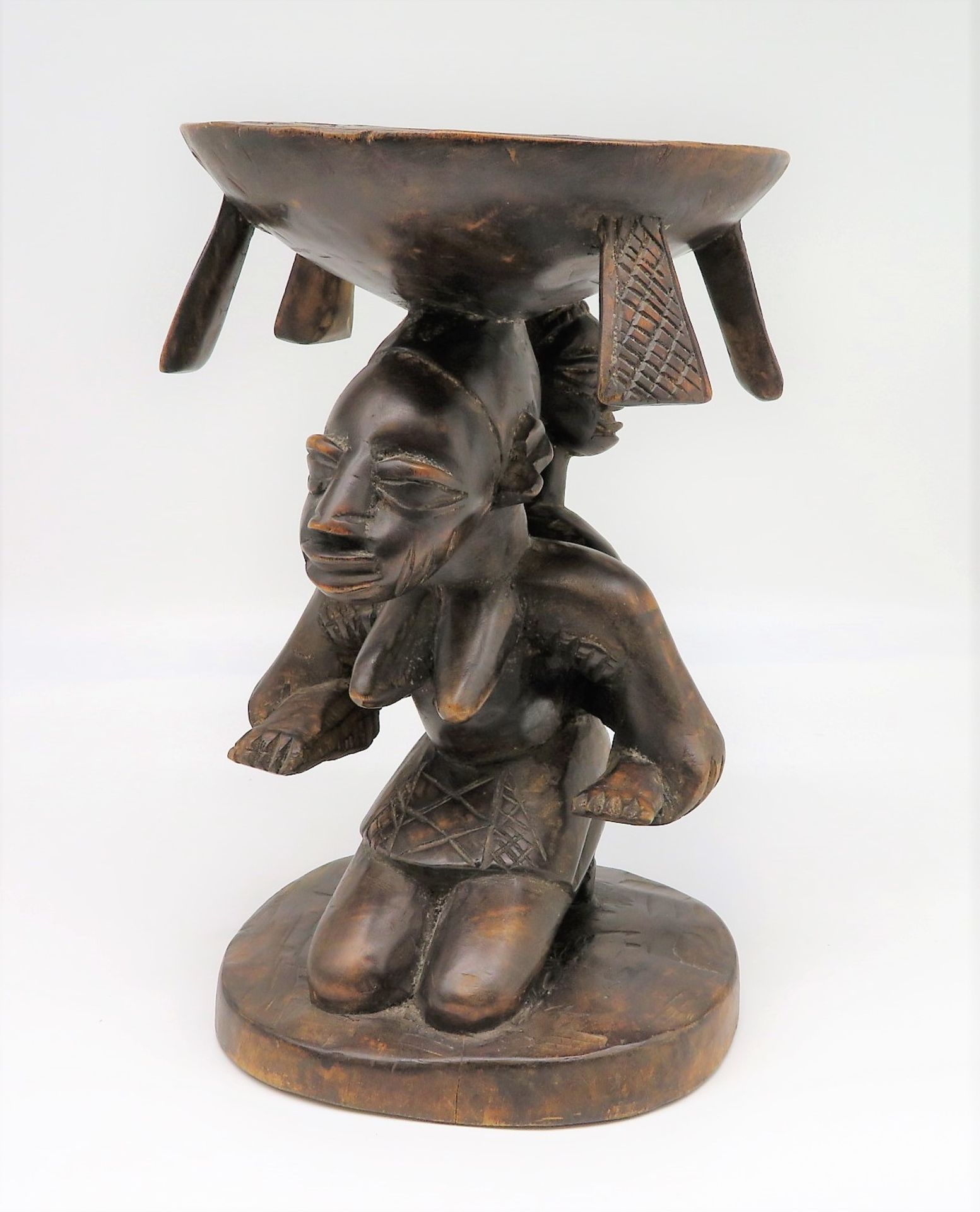 Schale in Form einer Sitzendes mit Kind, Afrika, Holz geschnitzt, h 31 cm, d 21 cm.