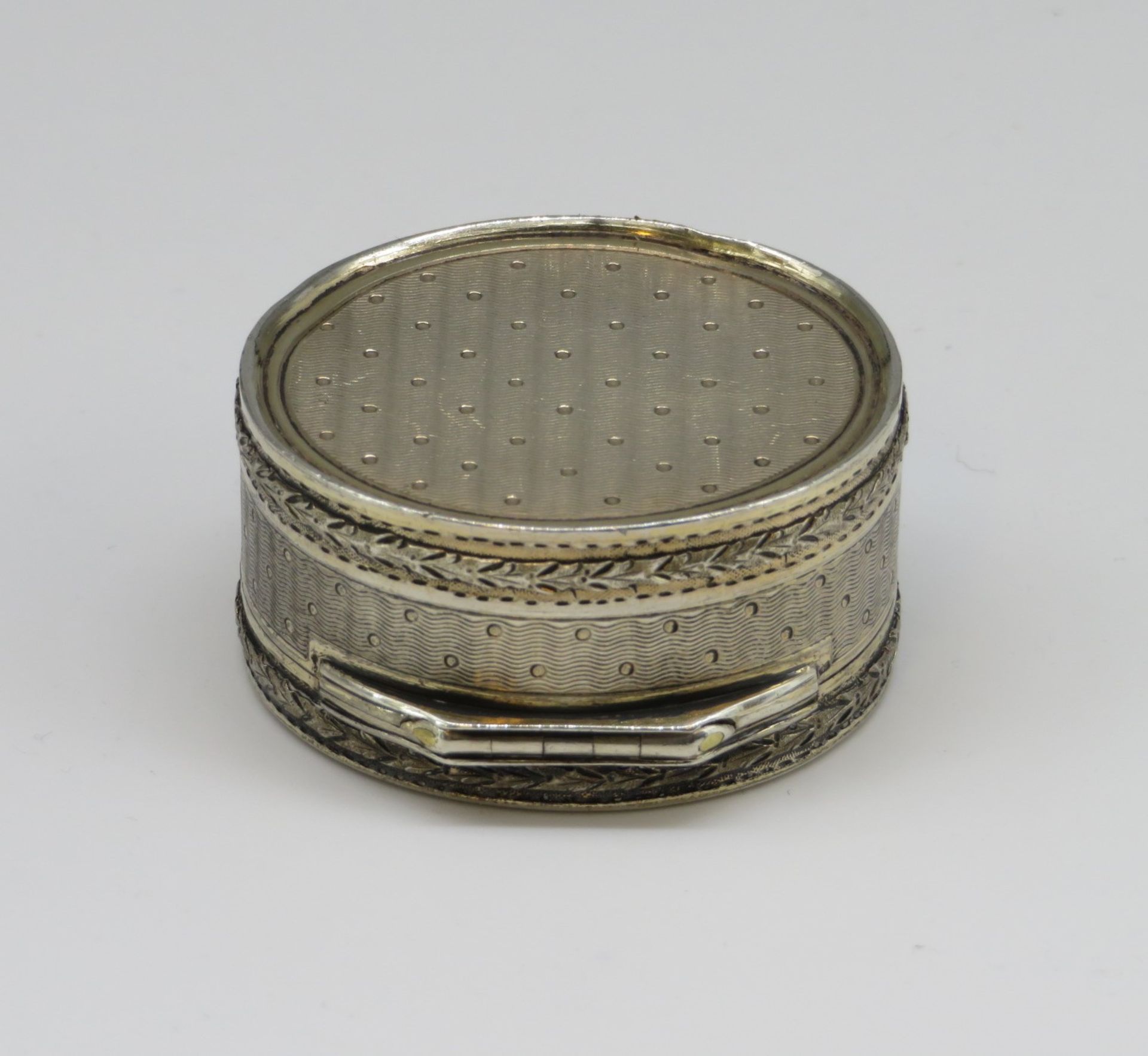 Pillendose, Frankreich, um 1900, 925er Sterlingsilber, gepunzt, Teilvergoldung, 37 g, 2,2 x 4 cm. - Bild 2 aus 2