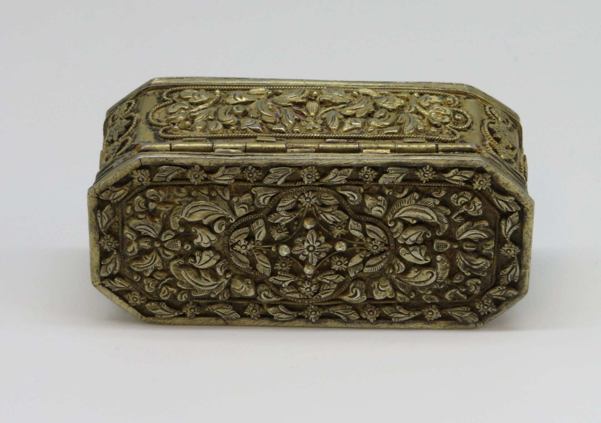 Deckeldose, Indien, 19. Jahrhundert, 800er Silber, ziseliert, dat. 1893, 65 g, 2,5 x 7 x 3,2 cm. - Image 3 of 4