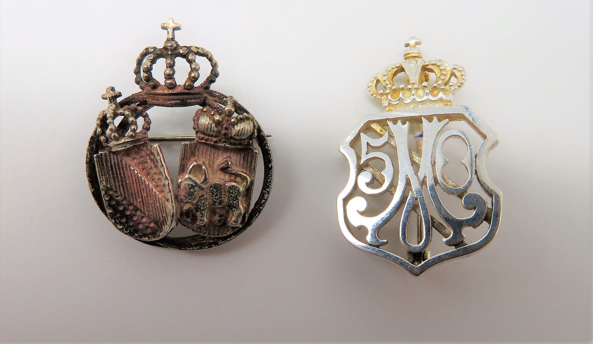 2 Ehrenabzeichen mit dem Wappen des Markgrafen von Baden, Silber, zus. 7,1 g, 2,6 x 2,1/2,9 x 2 cm.