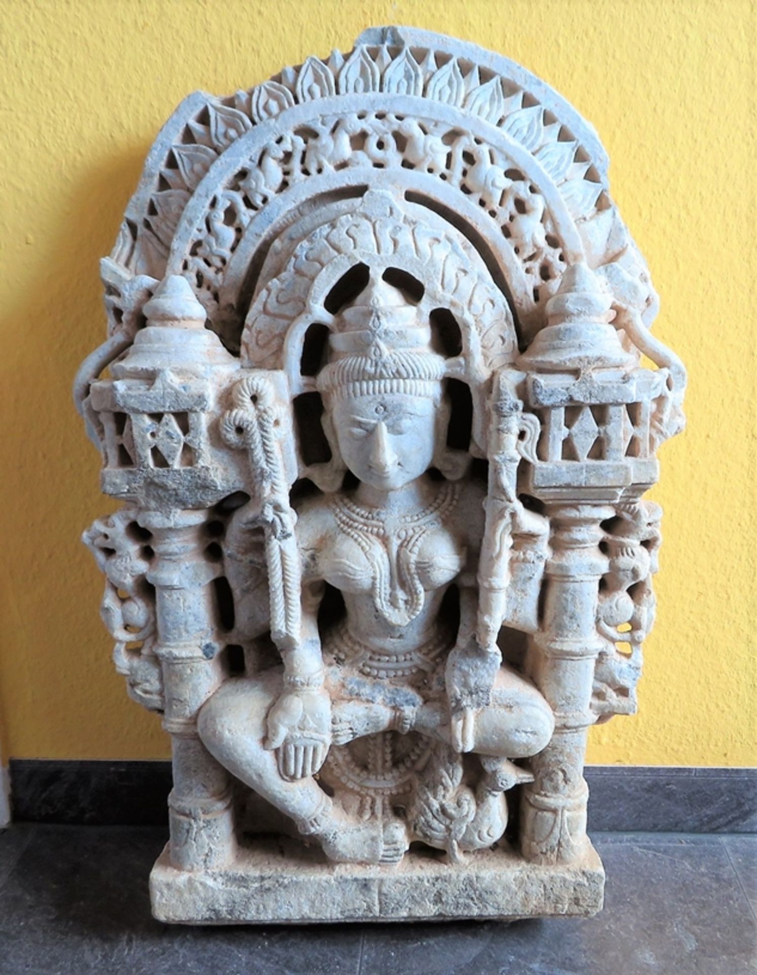 Antike Reliefschnitzerei, Indien, Sitzende Gottheit, Marmor geschnitzt, altersbedingte Gebrauchssur