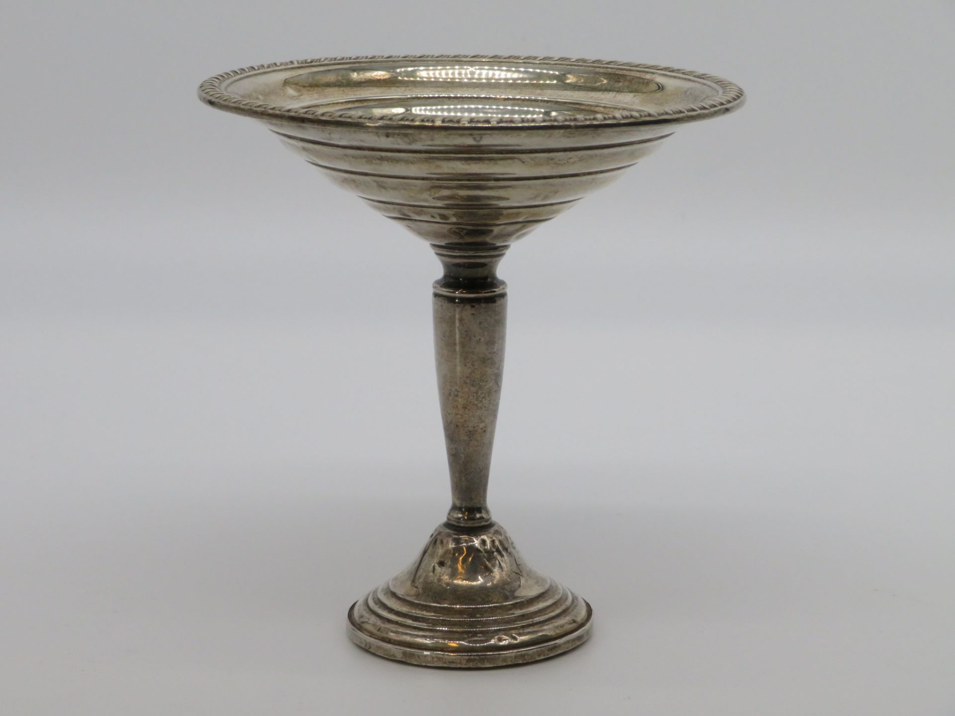 Tazza, 925er Sterlingsilber, gepunzt, gefüllt, brutto 135 g, gedellt, h 14 cm, d 13 cm.