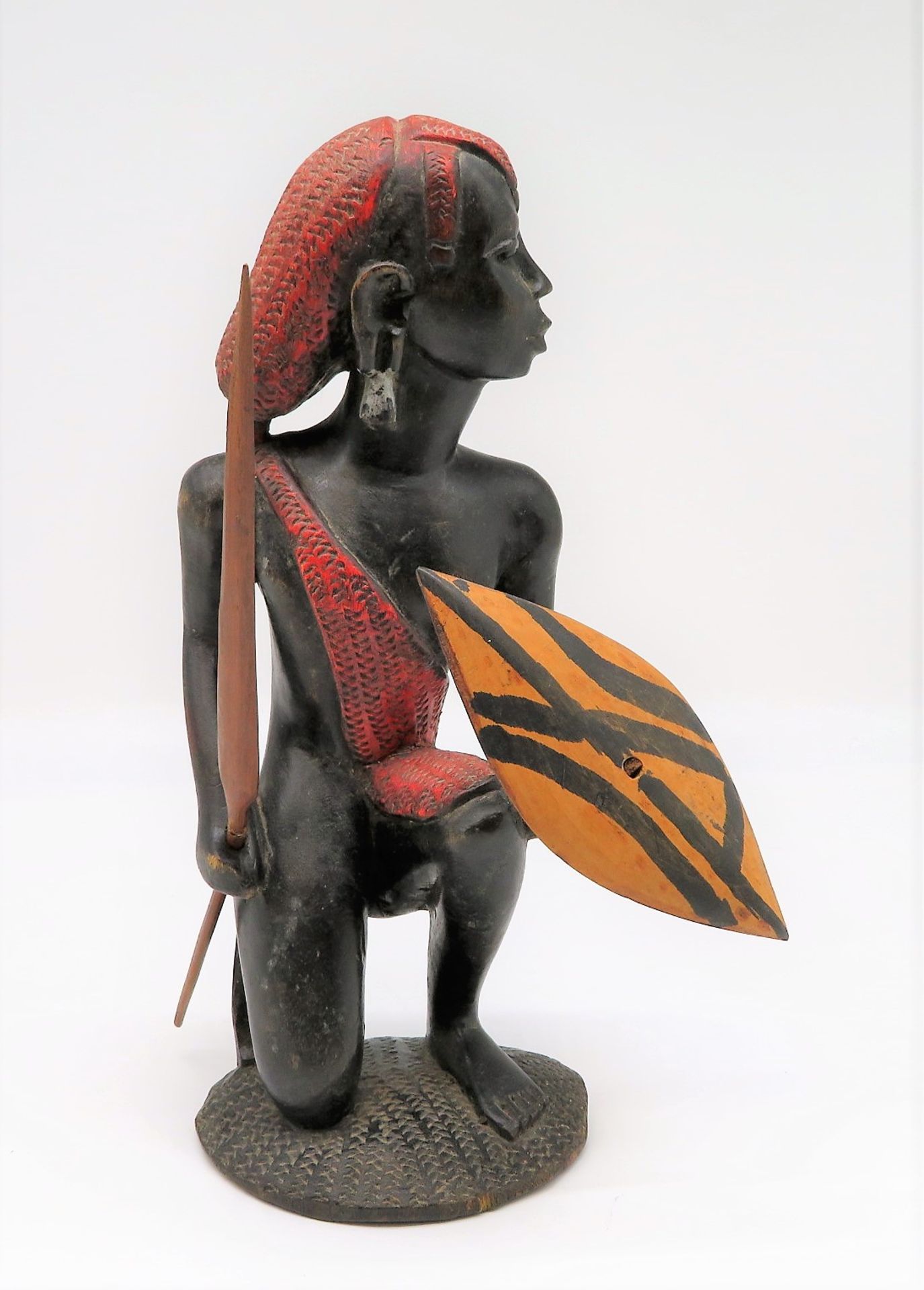 Massai Krieger, Afrika, Kenia, Holz geschnitzt und farbig gefasst, h 34,5 cm, d 18 cm.