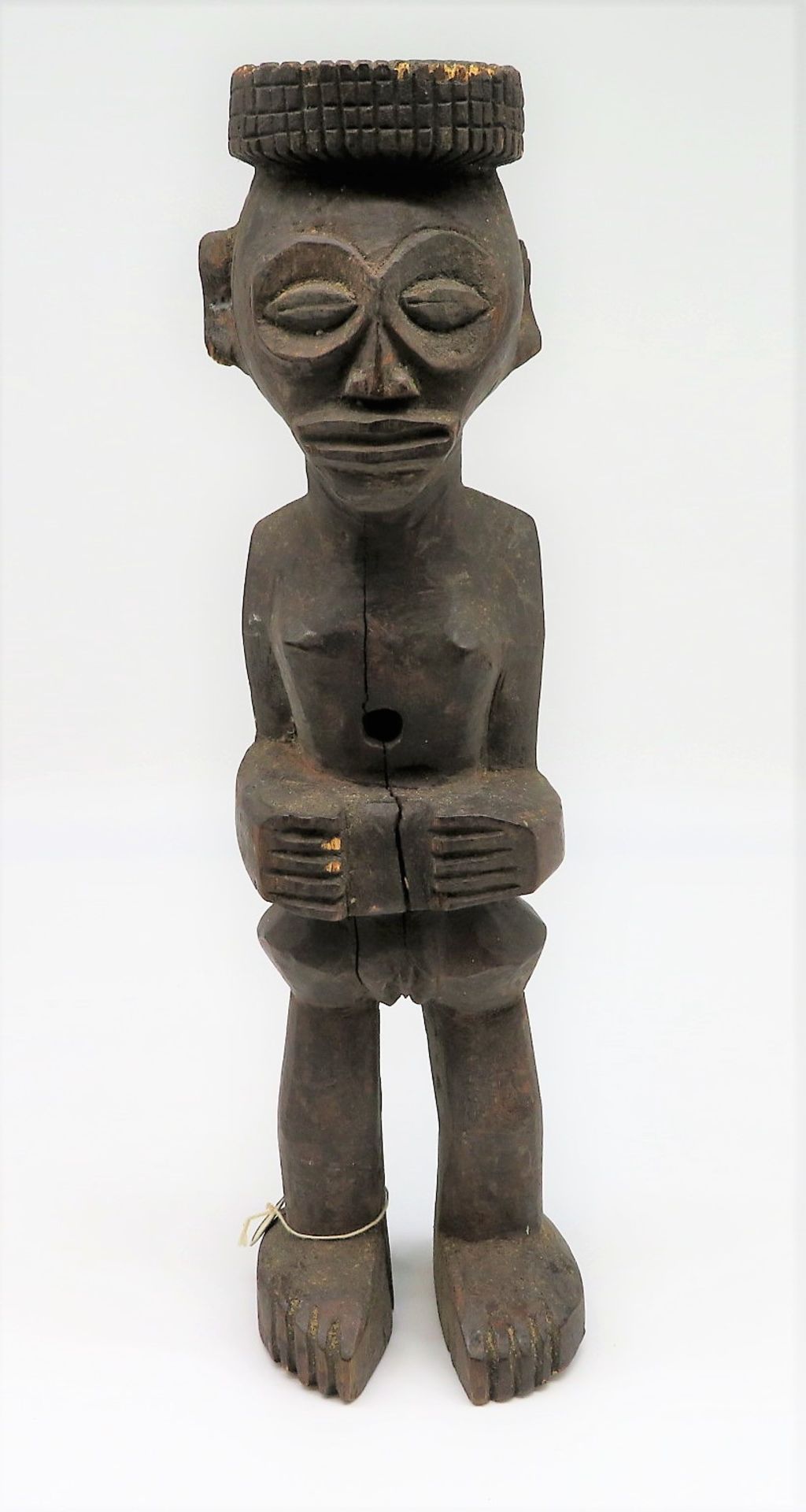 Stehende, weibliche Figur, Afrika, Holz geschnitzt, h 38 cm, d 10,5 cm.