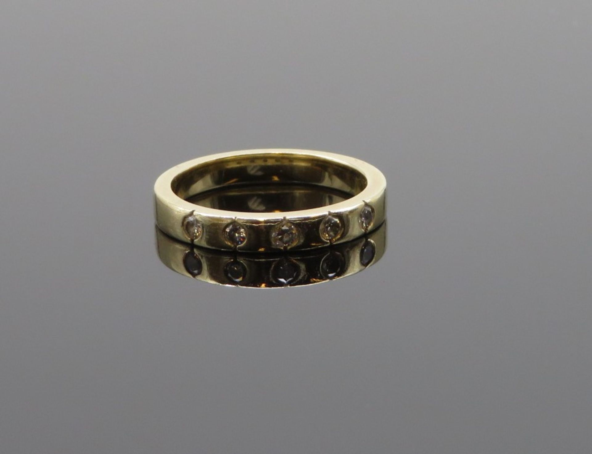 Bandring mit 5 Brillanten, zus.ca. 0,25 ct, 585er Gelbgold, gepunzt, 3,7 g, Ringgr. 54/55.