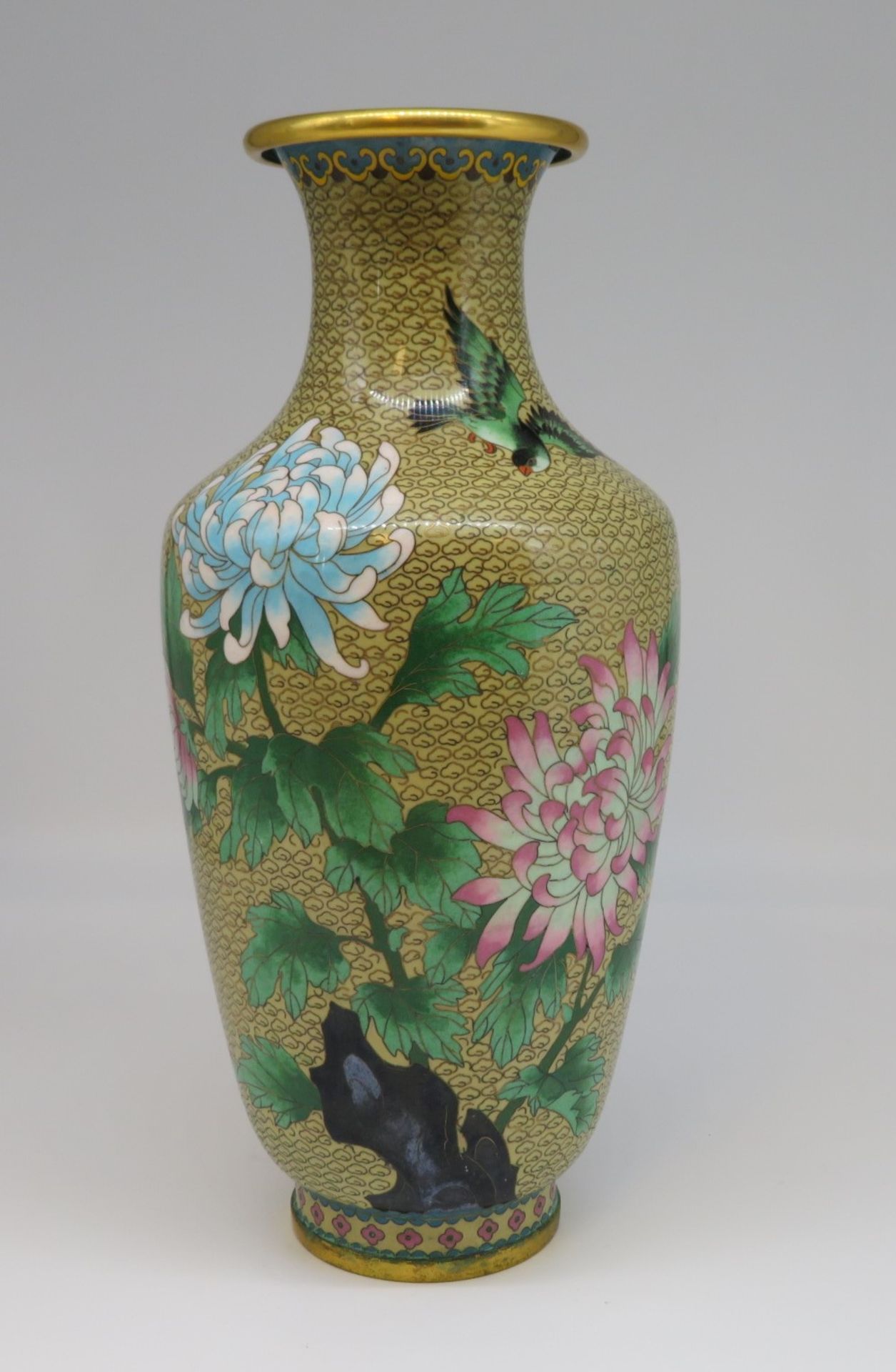 Cloisonné Vase, China, farbiger Zellenschmelz mit Blüten- und Vogeldekor, h 39,5 cm, d 18 cm.